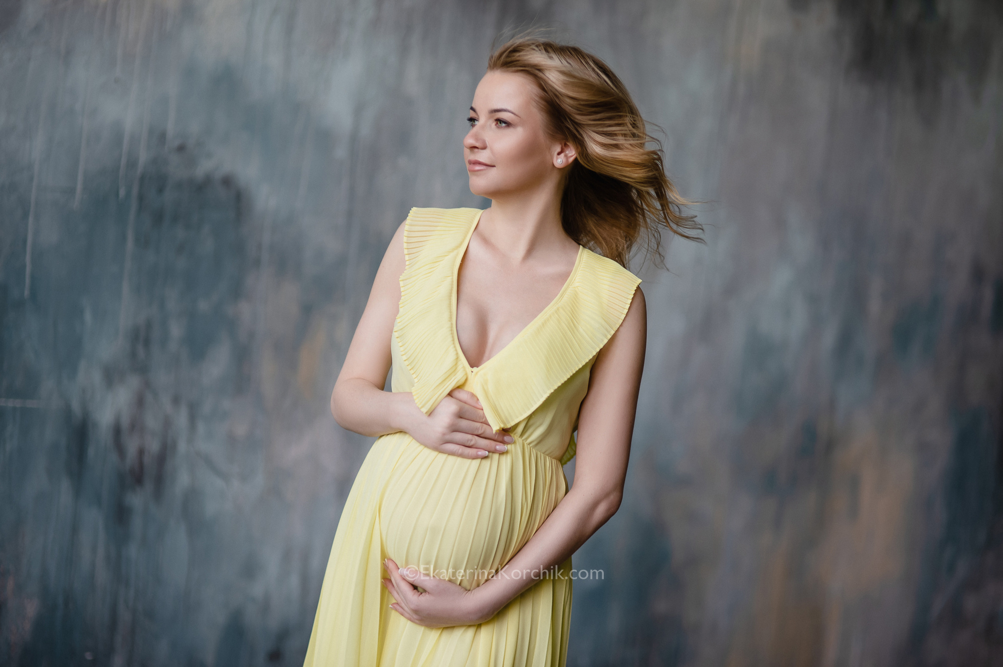 Фотосессия беременности в студии. Портретный фотограф в Москве, Московской области. Деловой портрет