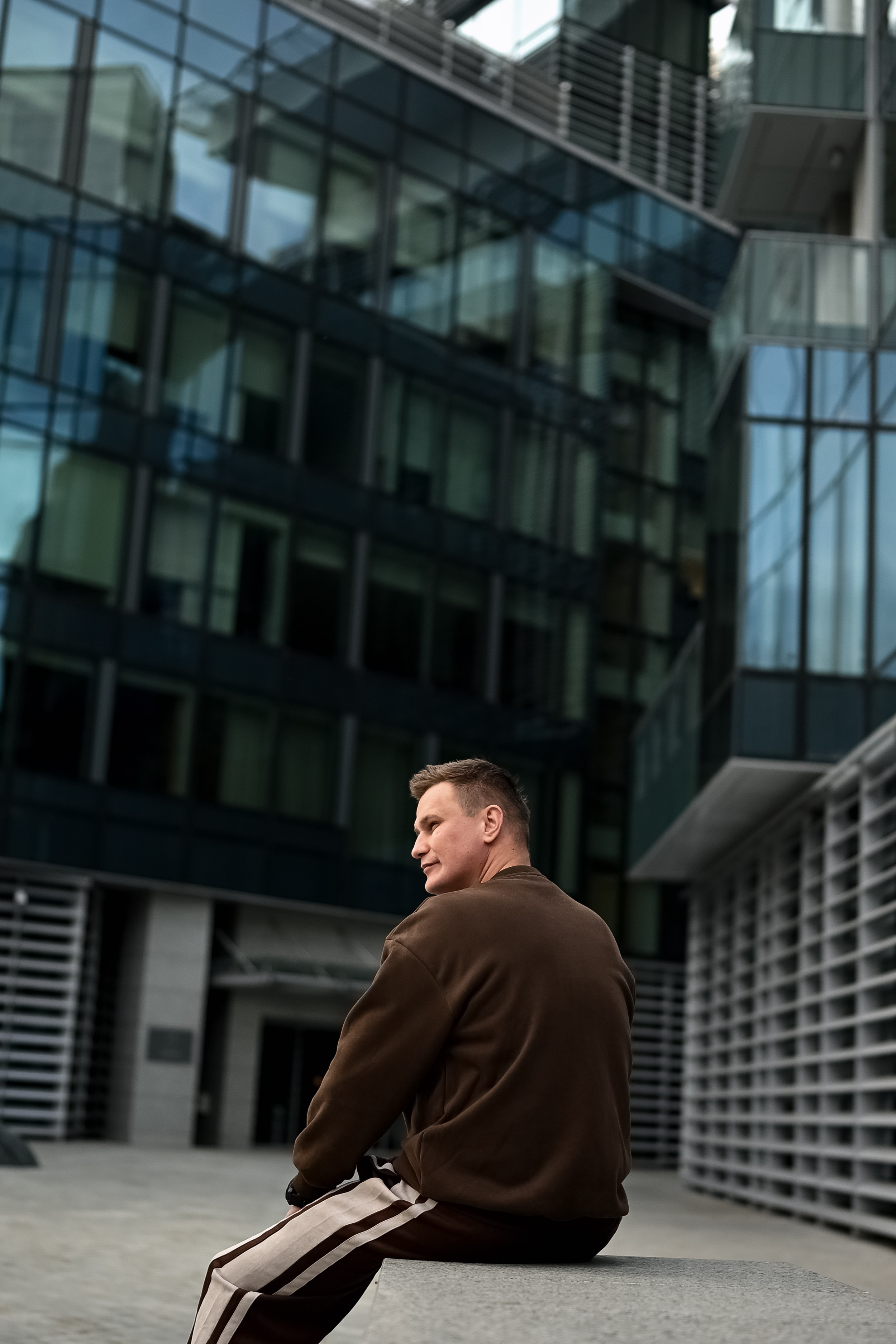 Мужской уличный портрет в антураже современной архитектуры и стеклянных фасадов