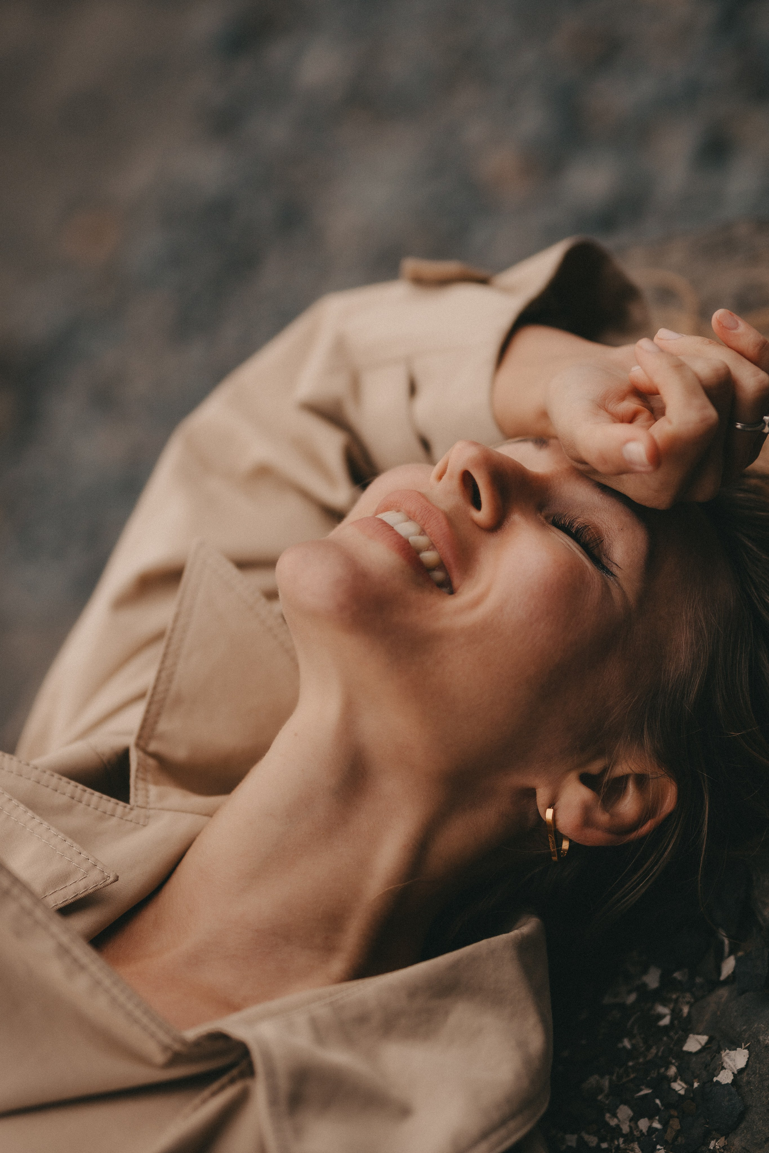 Женский портрет на скалах у моря в тумане. Портретный и семейный фотограф во Владивостоке Светлана Мухильченко