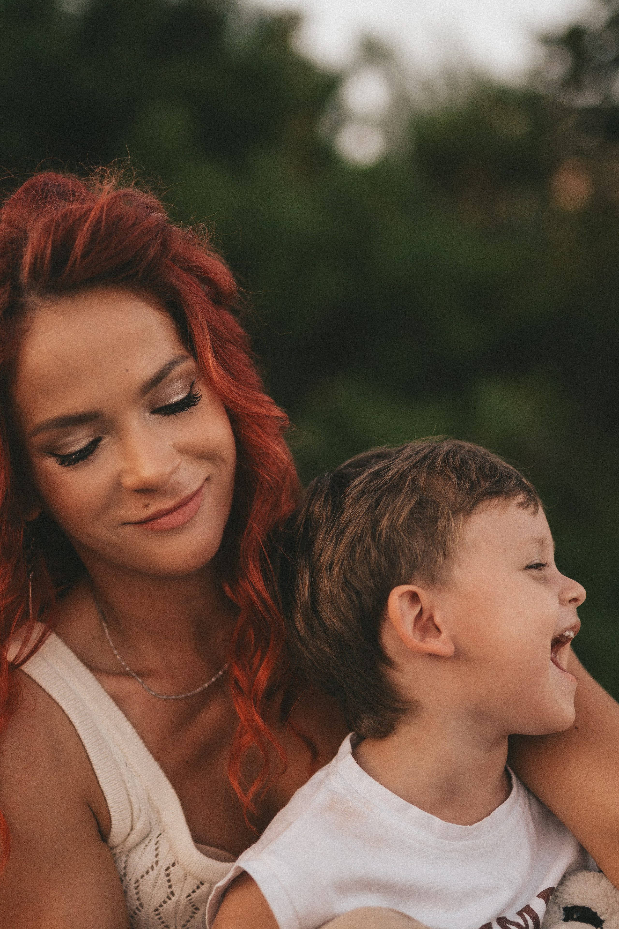 фотография крупным планом мама и сын улыбки смех