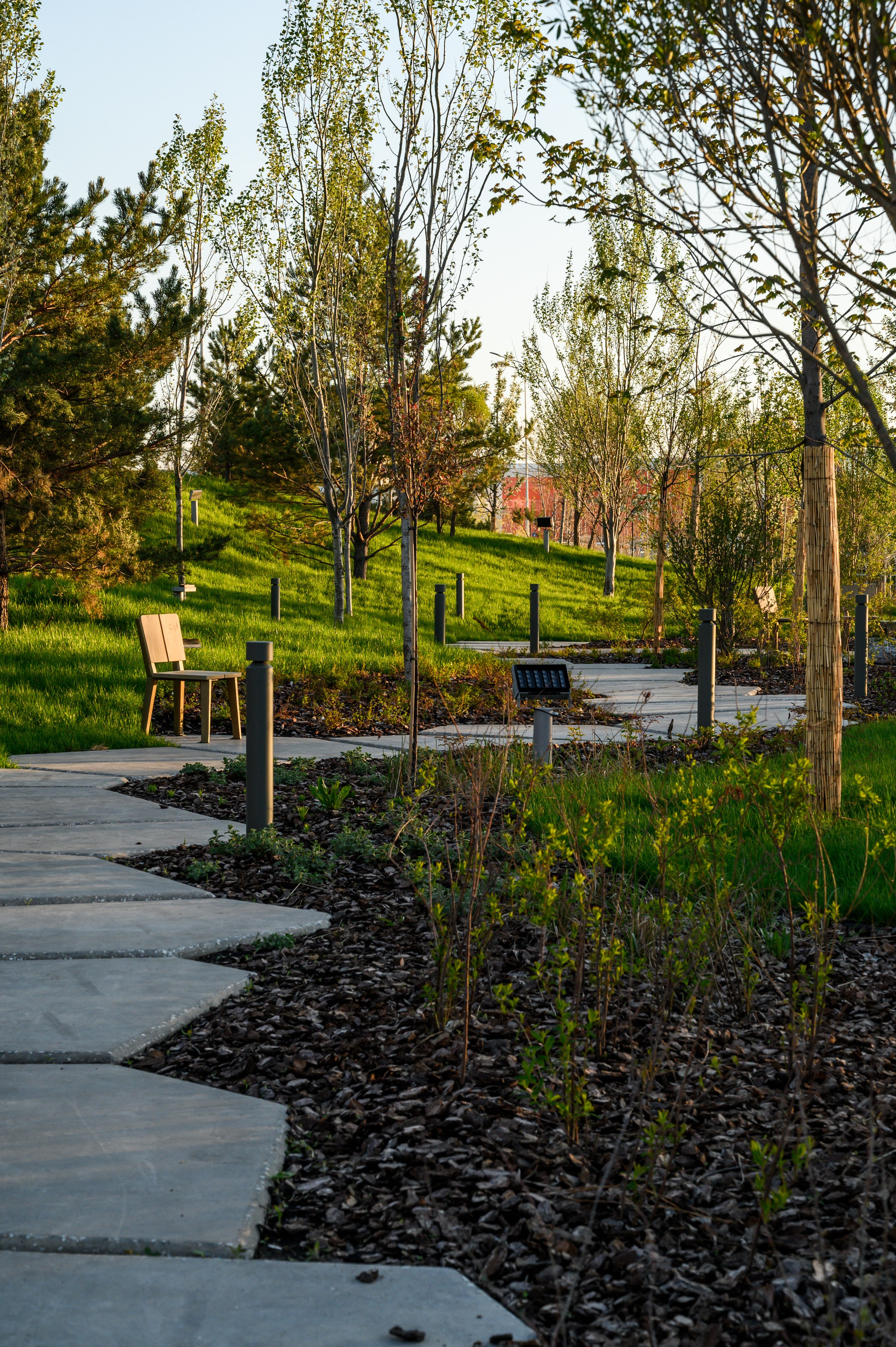 Зеленая зона парка около нового здания театра Камала на озере Кабан