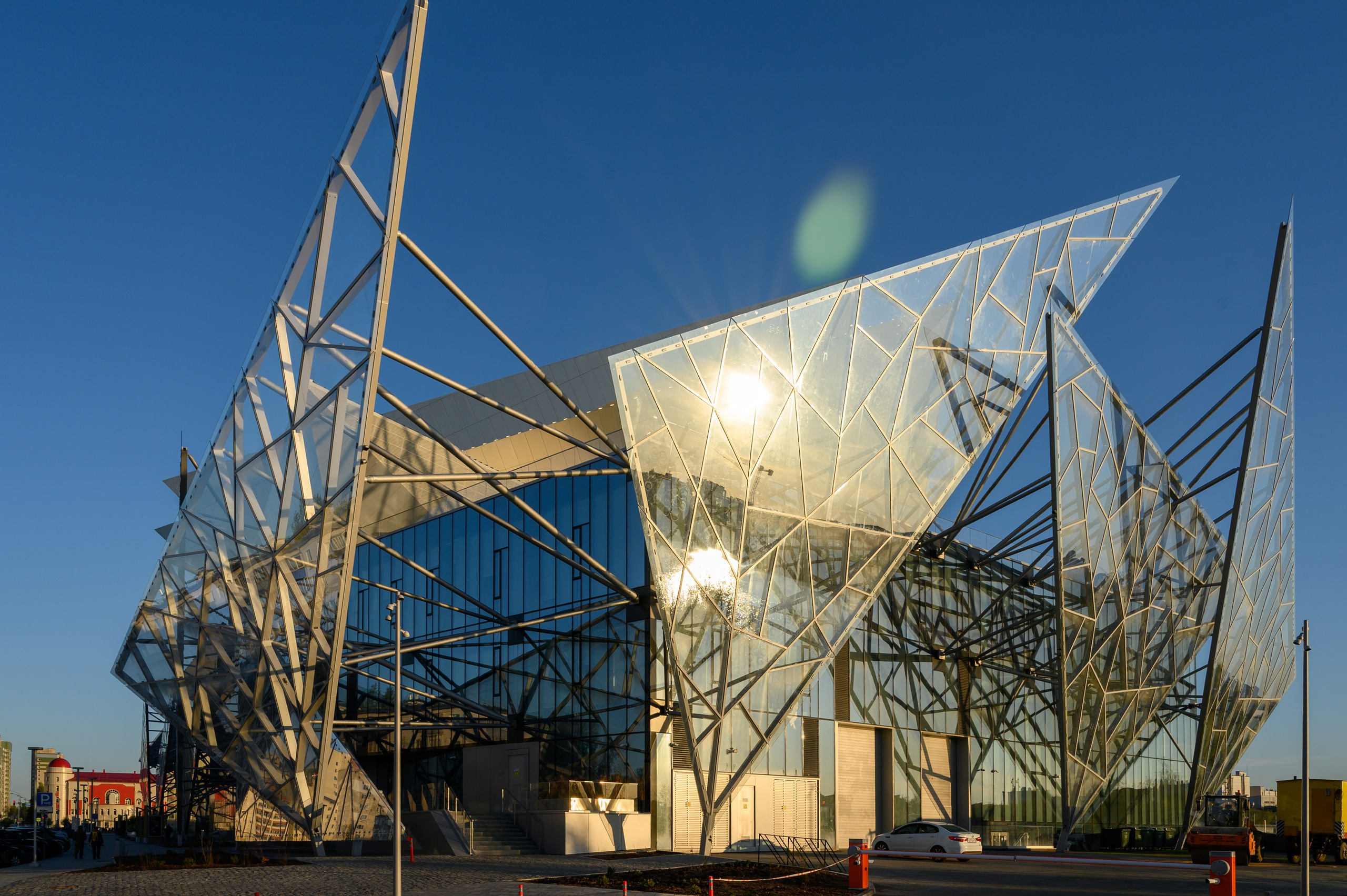 Современная фотосессия возле фасада театра Камала