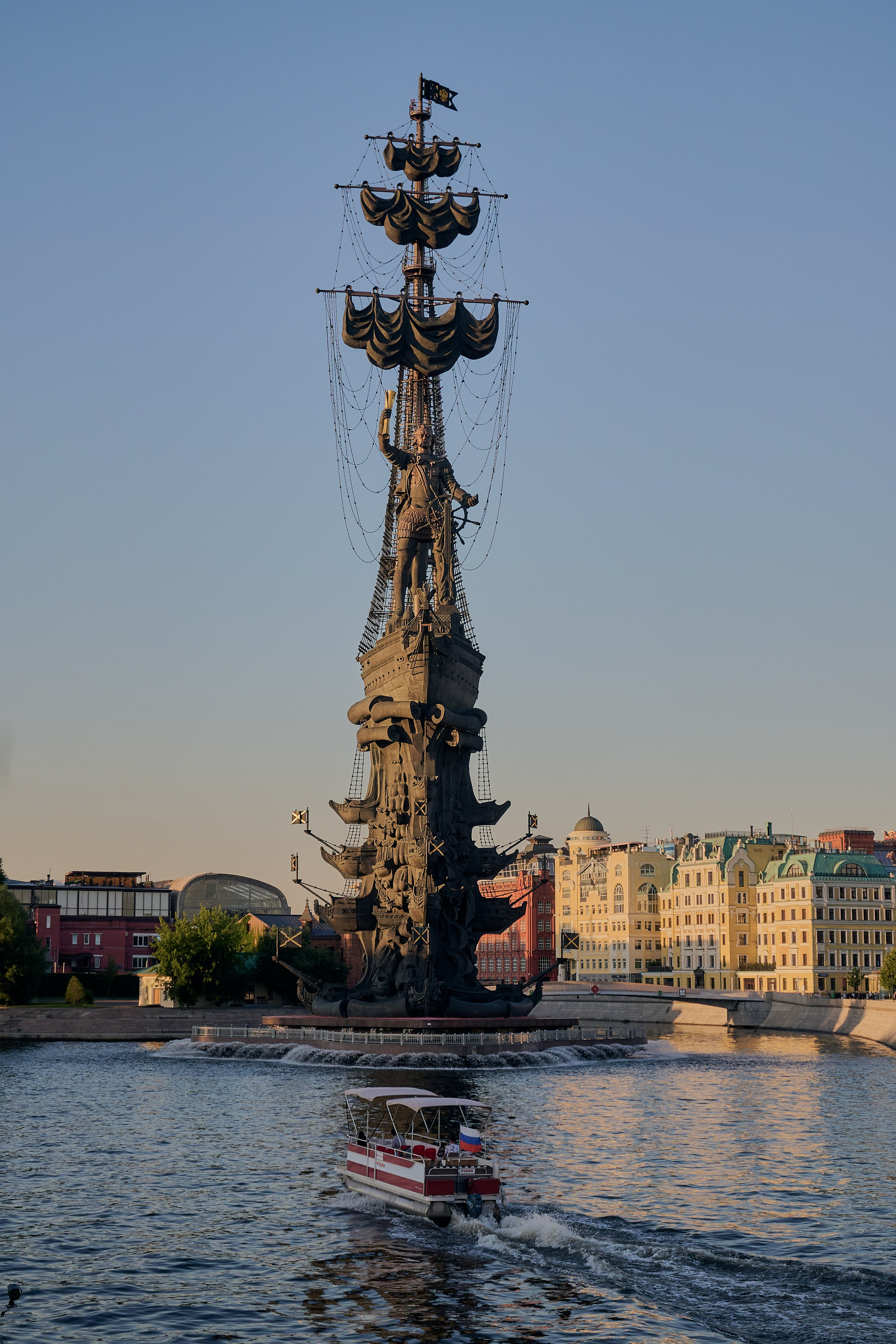 Прогулка на кораблике по Москва-реке. Фотограф Роман Адлер