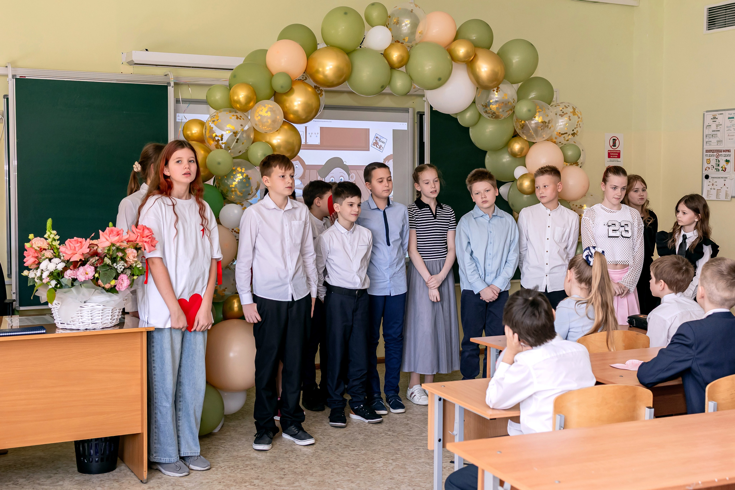 Выпускной в начальной школе в классе. Фотограф и видеограф Москва. Свадебный фотограф, видеограф. Выпускные альбомы. Оживающие альбомы
