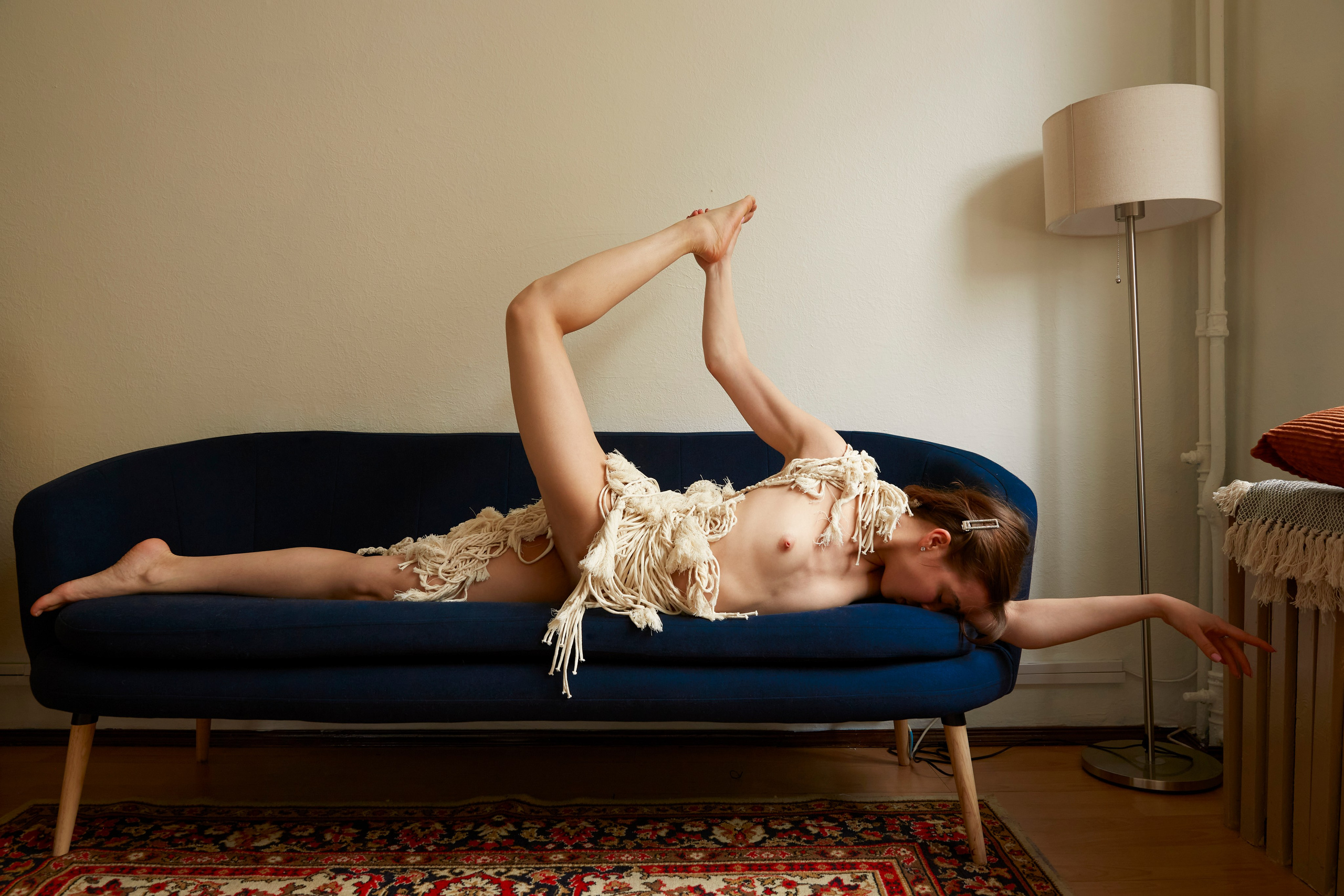 Abstract nude female portrait in soft natural light. Focus on form, emotion, and quiet absence. An intimate fine-art nude exploring the space between presence and disappearance. Shot in ambient light with minimalist aesthetic. Размытая ню-композиция. Женское тело в состоянии покоя, абстракция. Минималистичный кадр фрагмента женского тела в контрастном свете. Художественная ню-фотография, игра текстур. Художественный портрет обнажённой женщины. Светлая сцена, ню-фотография, атмосфера статуи и тишины. Ню в тёплом освещении, женская фигура в статичной позе. Художественное изображение тела, текстуры и свет. фотограф ню. art nude photography photographer