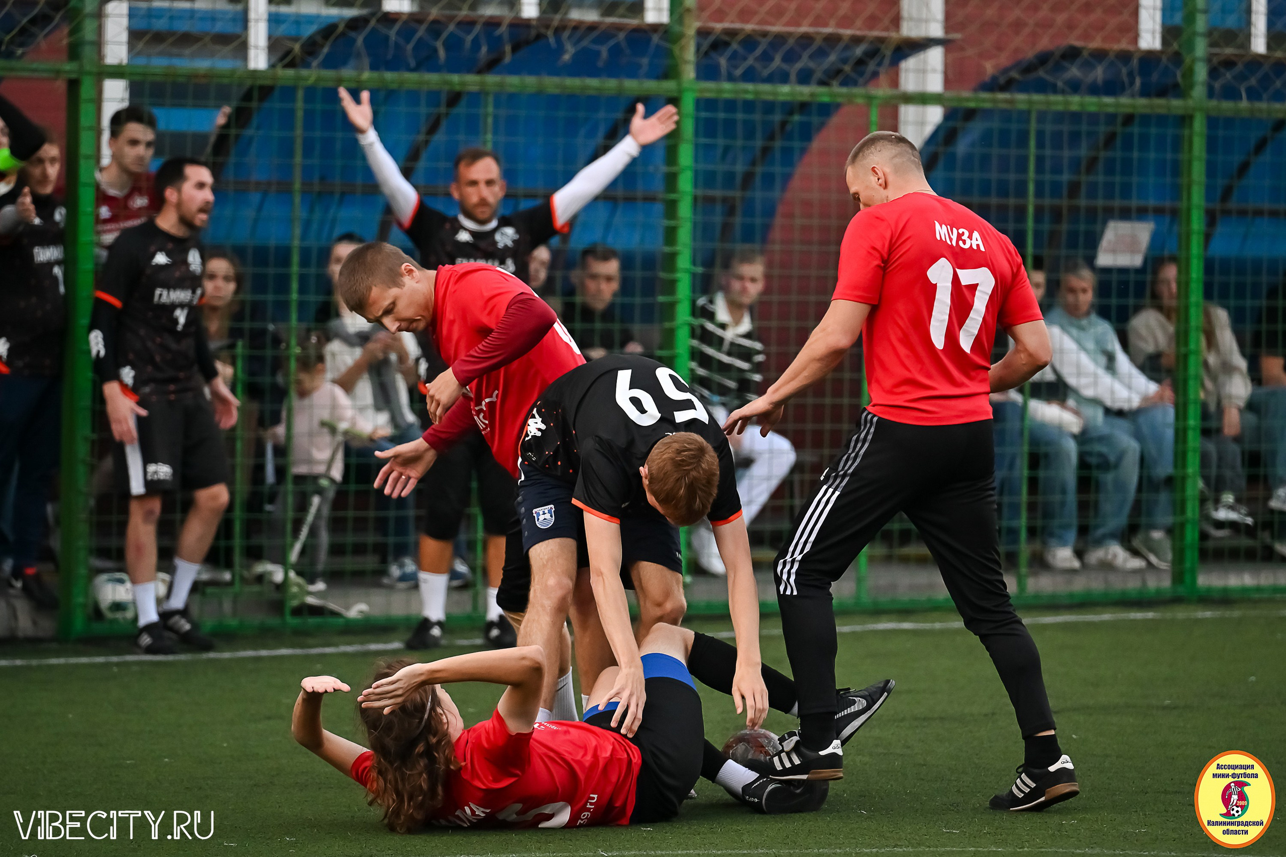 ИГРЫ МИНИ-ФУТБОЛЬНОЙ И КОРПОРАТИВНОЙ ЛИГИ. VIBECITY.RU Вайб Сити Ру Фоторепортажи Фотоотчеты Калининград