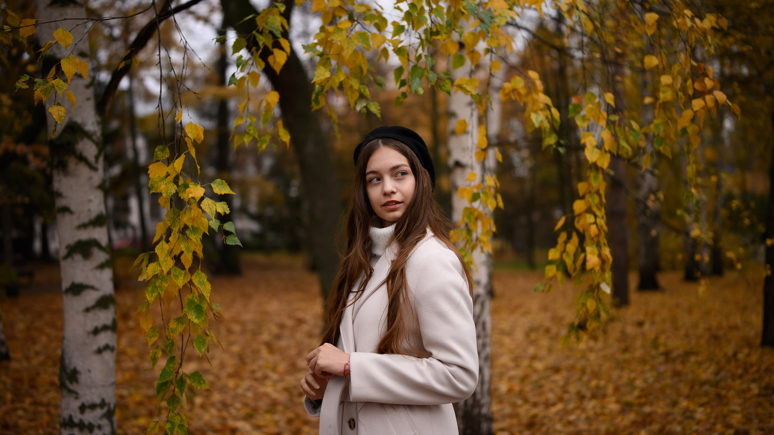 Девушка в пальто среди осенних деревьев, фотосессия в парке Казани