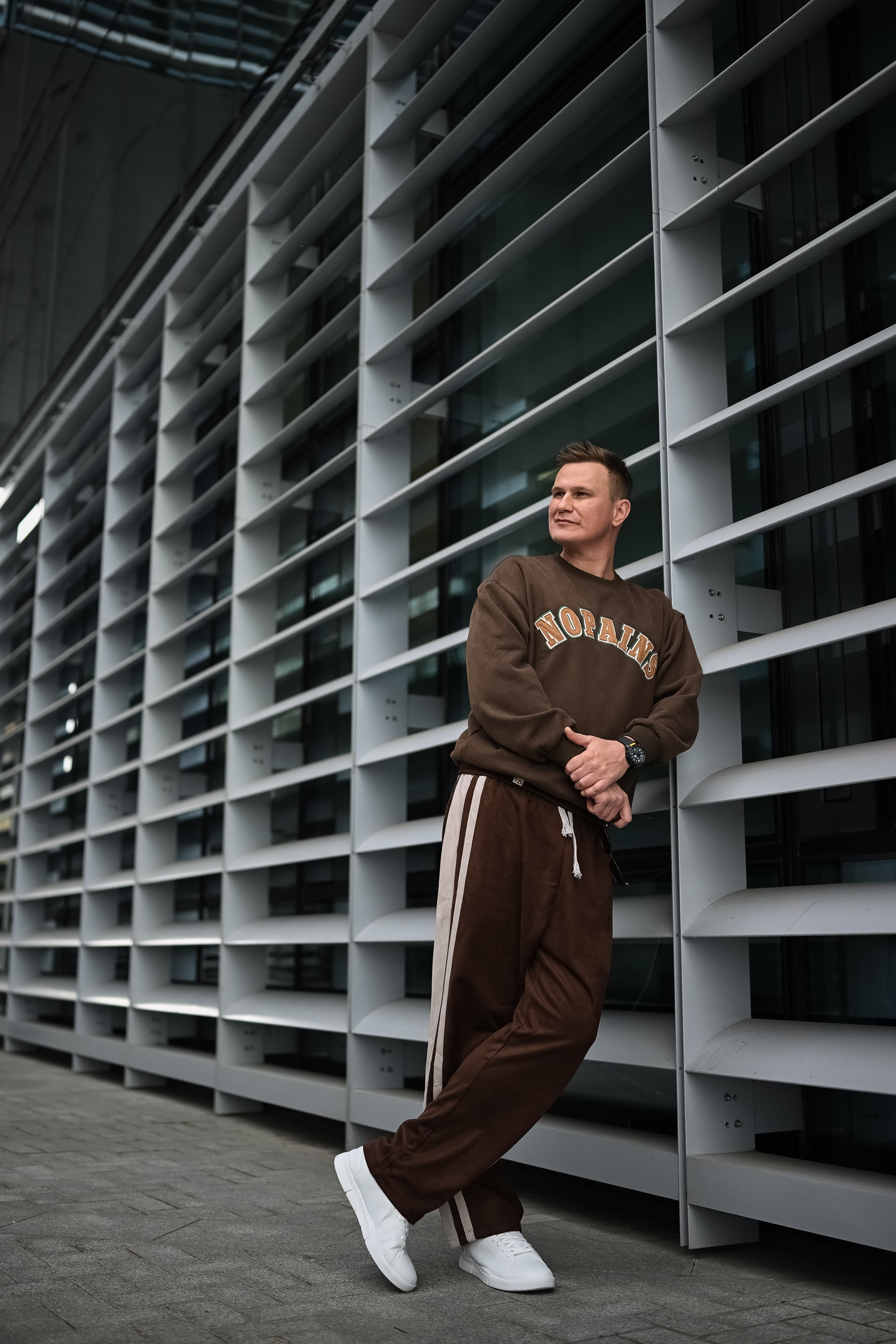 Мужчина в спортивном стиле у современного архитектурного здания, Казань