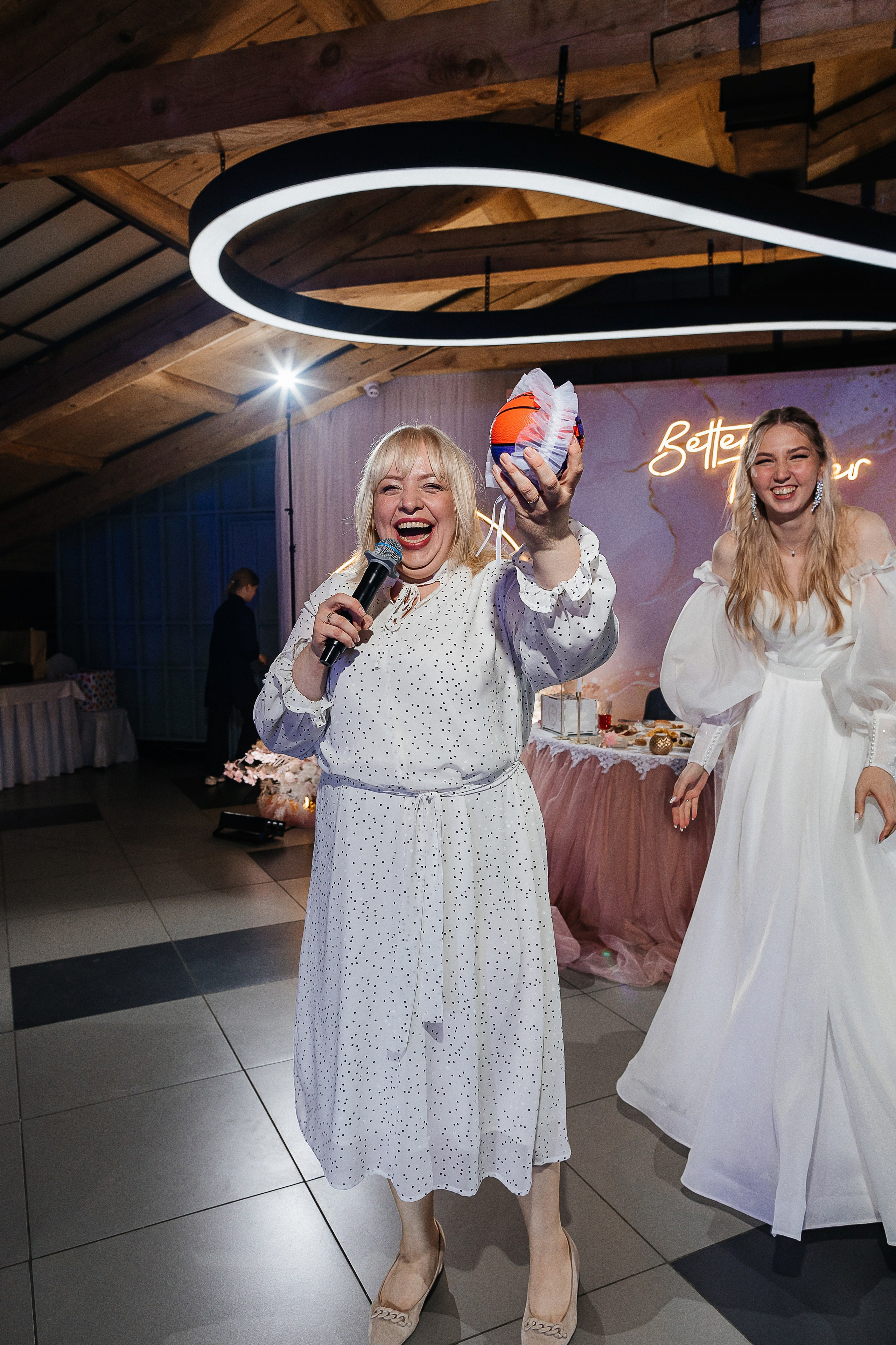 Чувственная первая встреча пары в отеле. Олег Сверчков | Свадебный фотограф Вологда