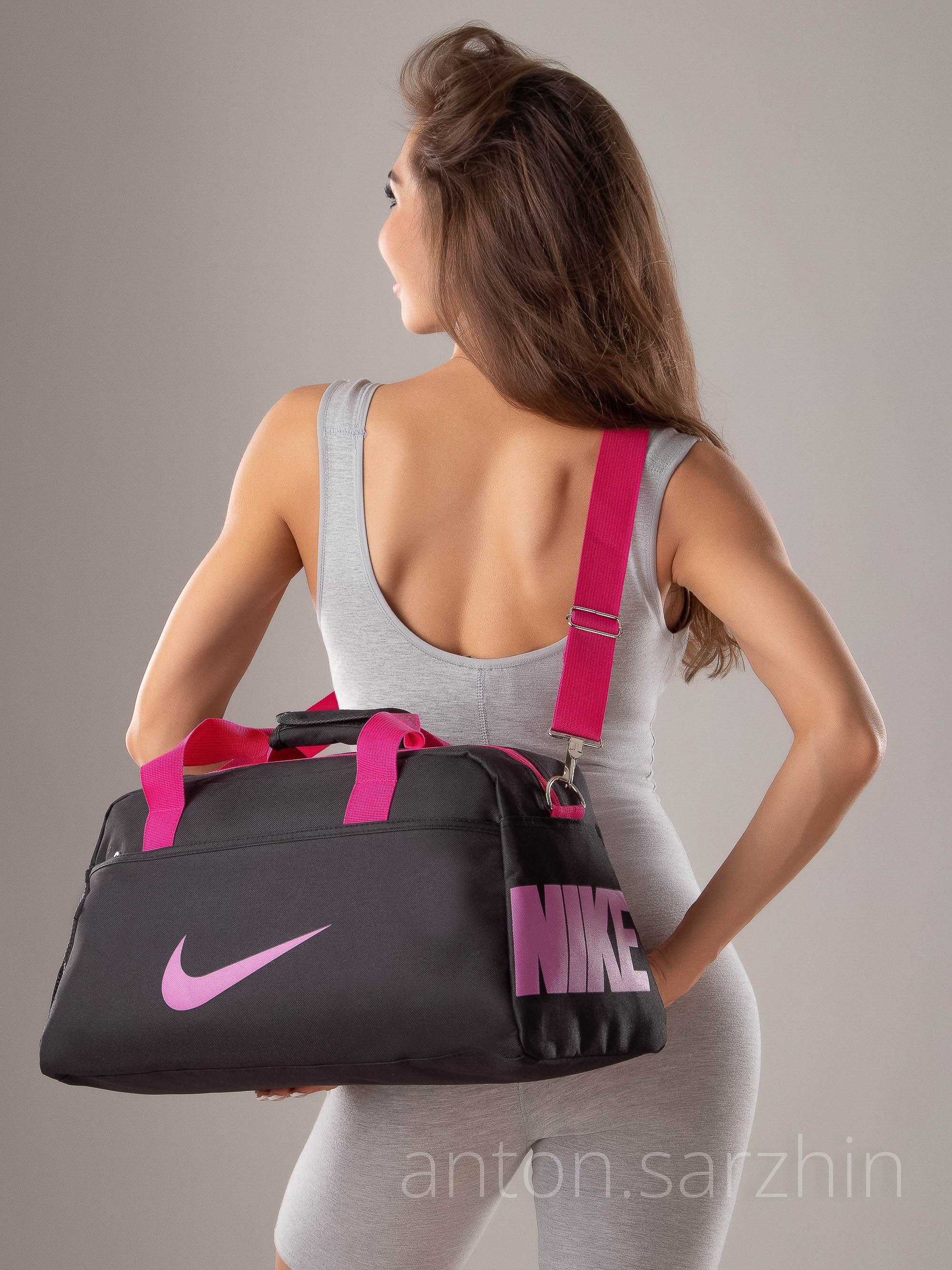 Фотосъемка спортивной сумки на модели девушке