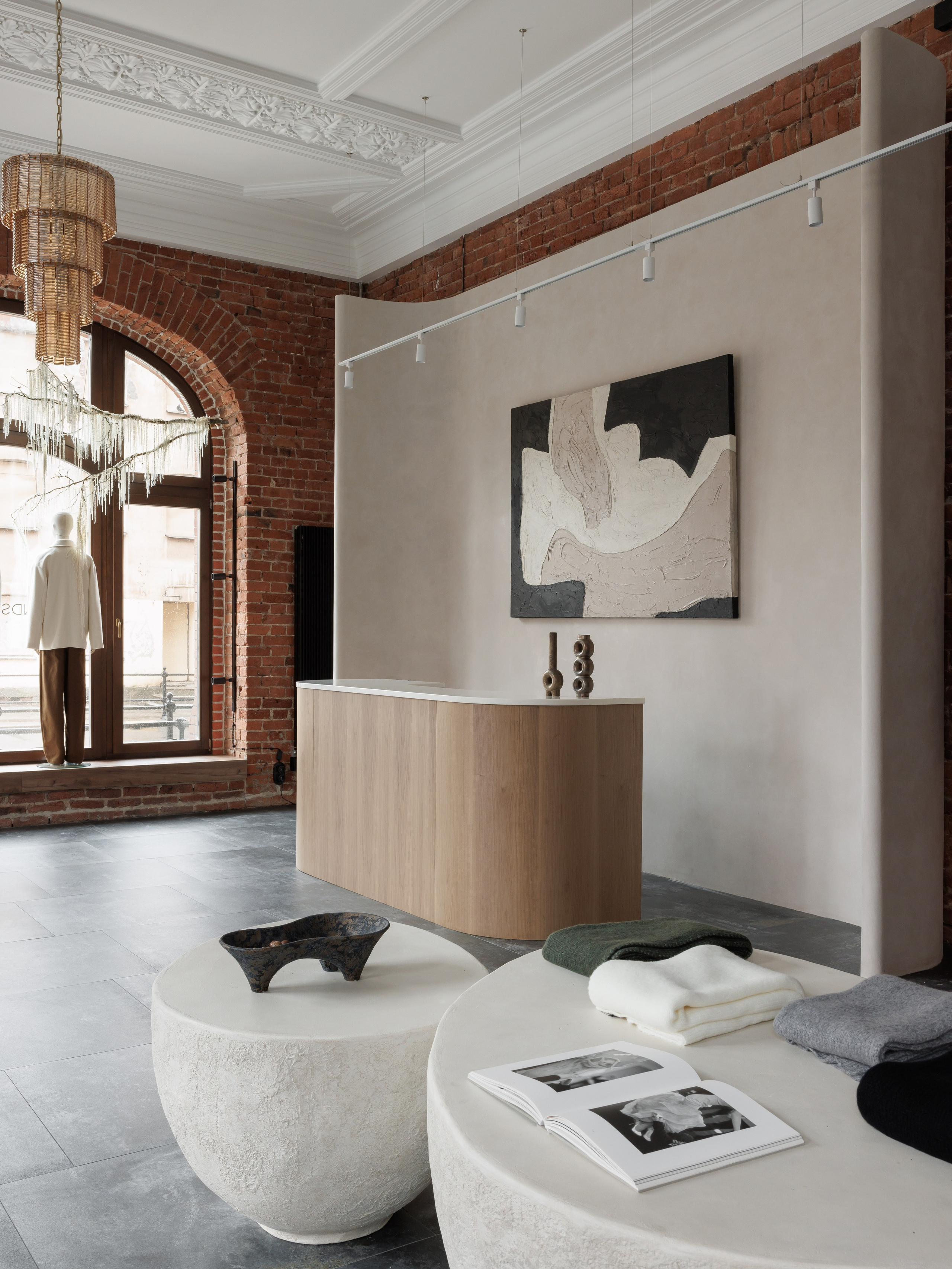 авторская стойка рецепшн на заказ в бутике Landscape, натуральное дерево, бионика, интерьер от Ксении Новиково