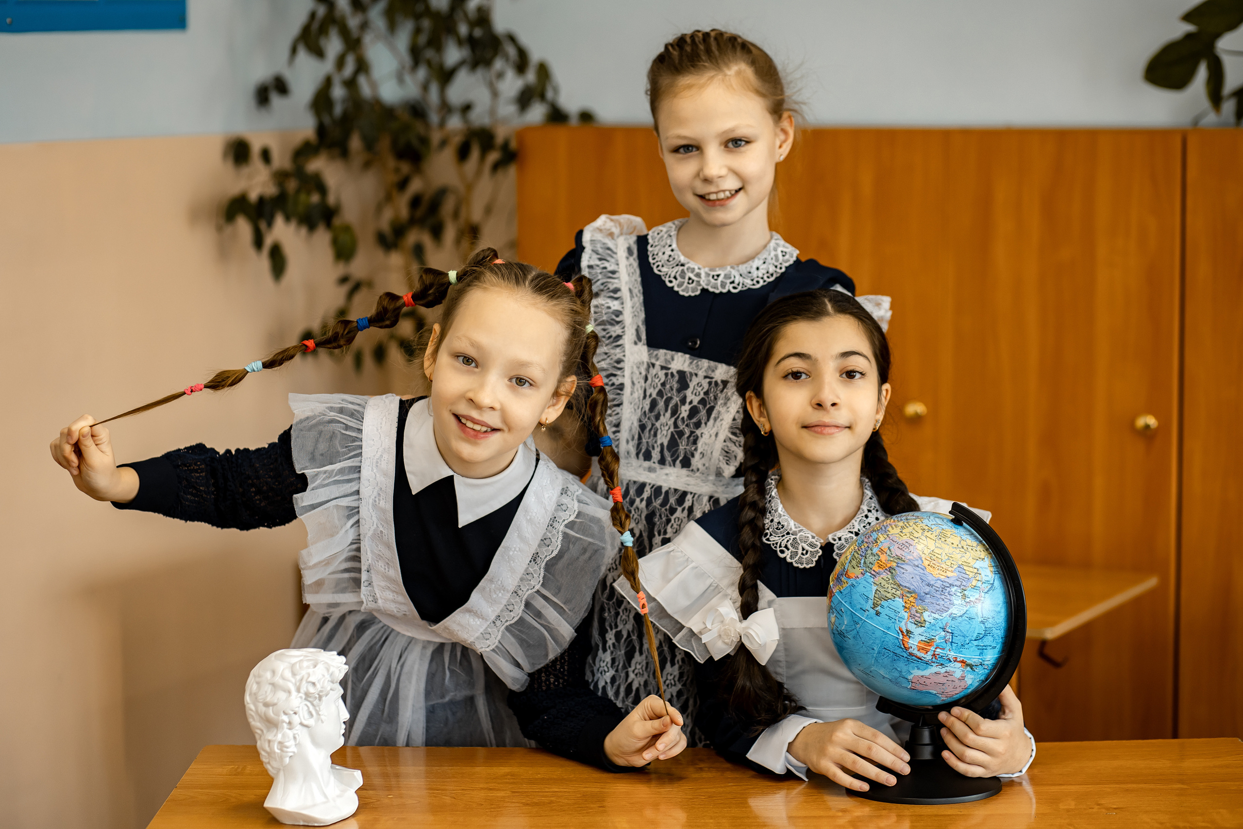 выпускной альбом Чита, фотограф Чита, школьный фотограф Чита, выпускной Чита, 1 и 4 класс выпускной, школьный портрет, школьная фотосессия, студийная съёмка, 4 класс выпускной