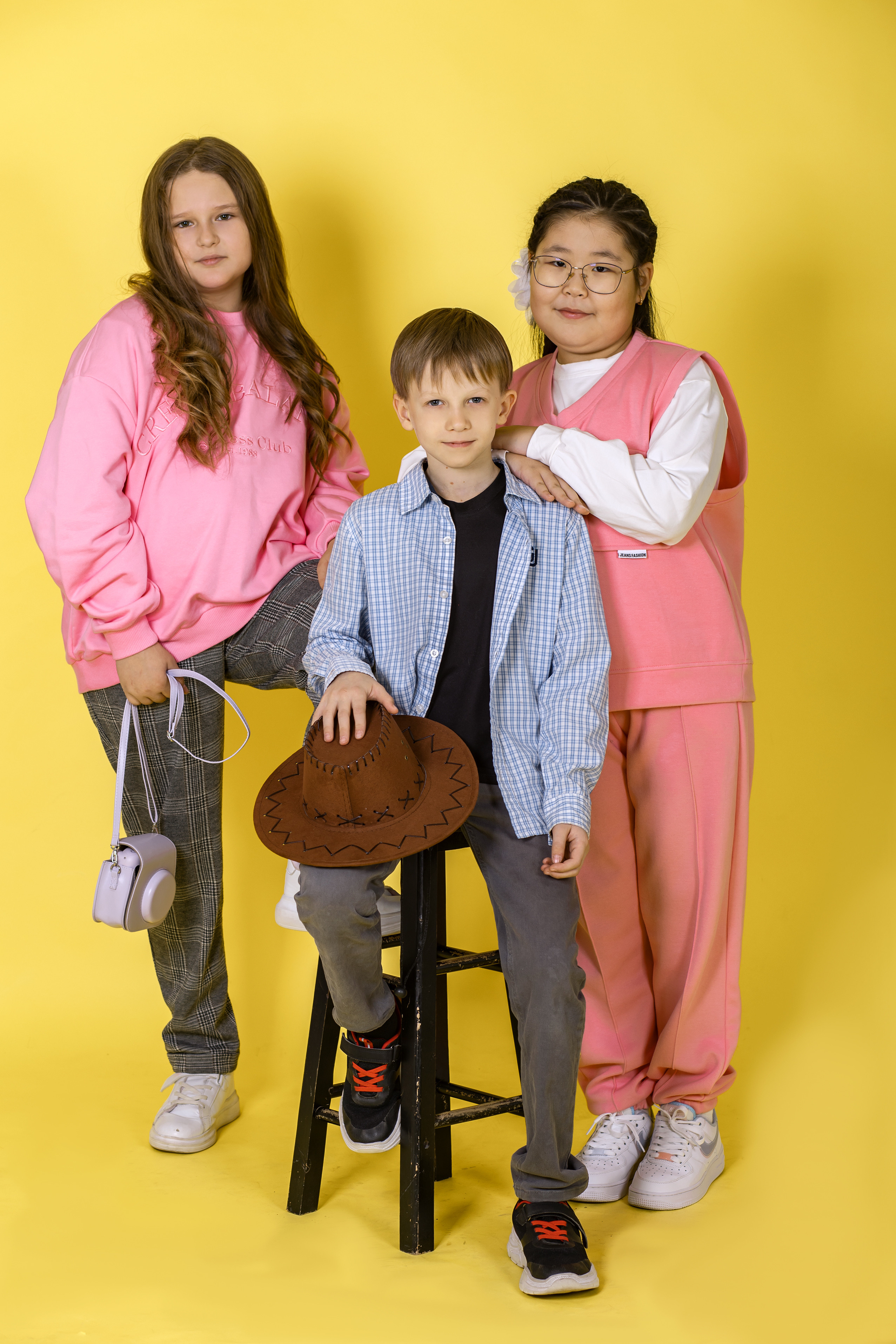 выпускной альбом Чита, фотограф Чита, школьный фотограф Чита, выпускной Чита, 1 и 4 класс выпускной, школьный портрет, школьная фотосессия, студийная съёмка, 4 класс выпускной