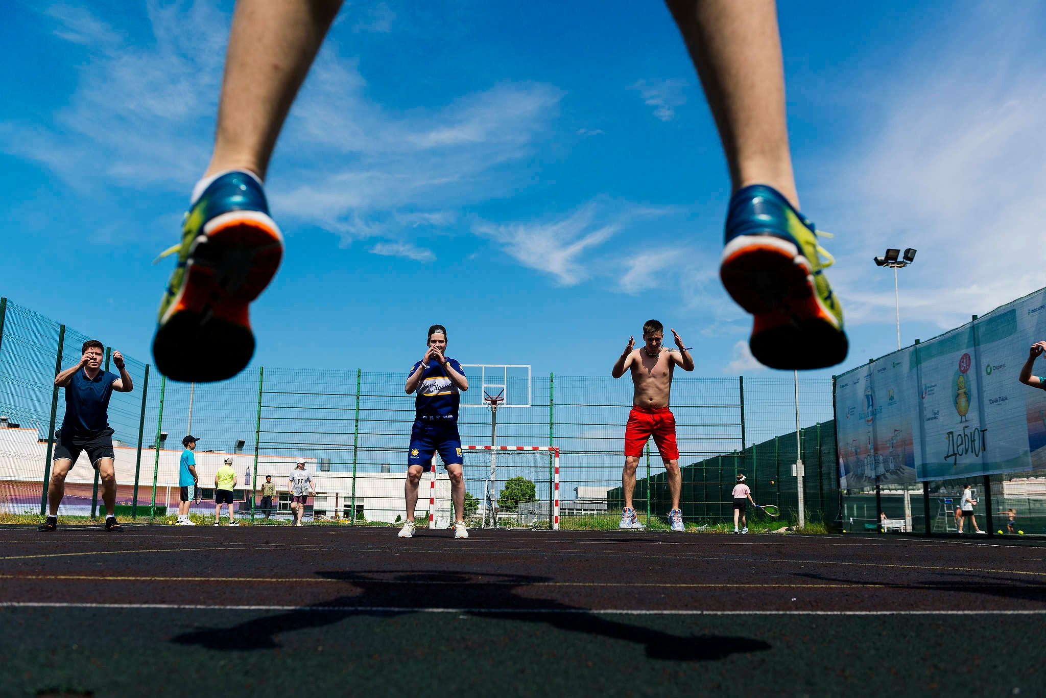 Любительская хоккейная команда тренируется на сборах в городе Сочи. Съемка 2023 года.