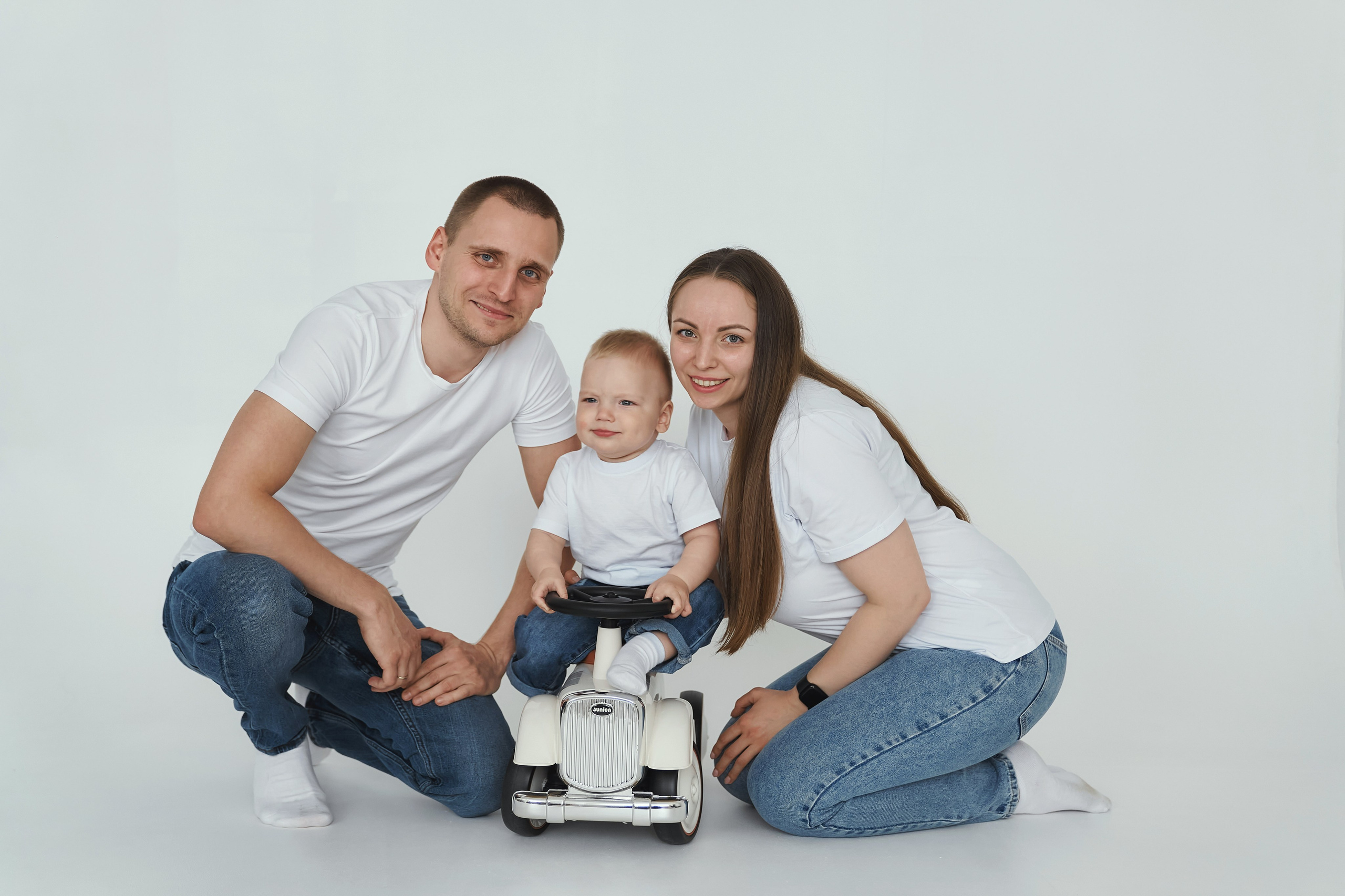 Семейная фотосессия в студии с детьми. Семейный фотограф Евгений Опарин