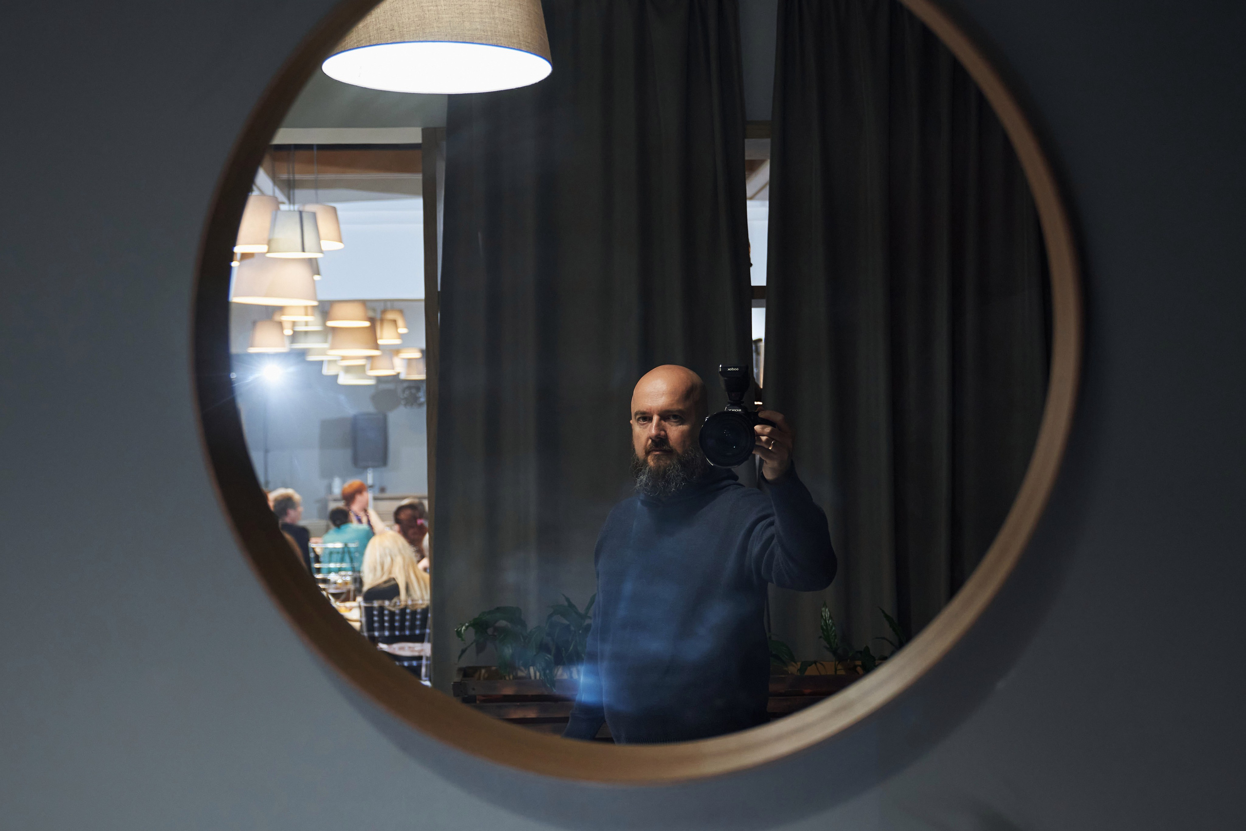 репортажный фотограф Евгений Опарин за работой на Новогоднем корпоративе компании ДПС в ресторане Медуза у круглого зеркала