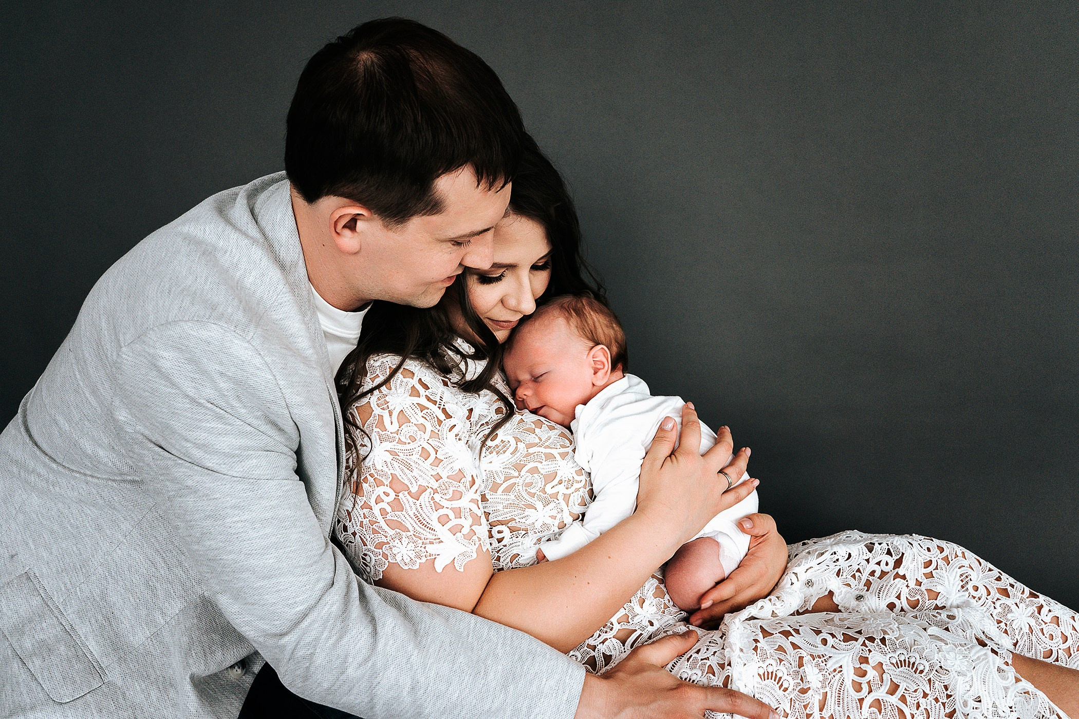 Семейная лайфстайл-фотосессия в студии. Фотограф на роды Москва. Фотограф новорожденных Москва