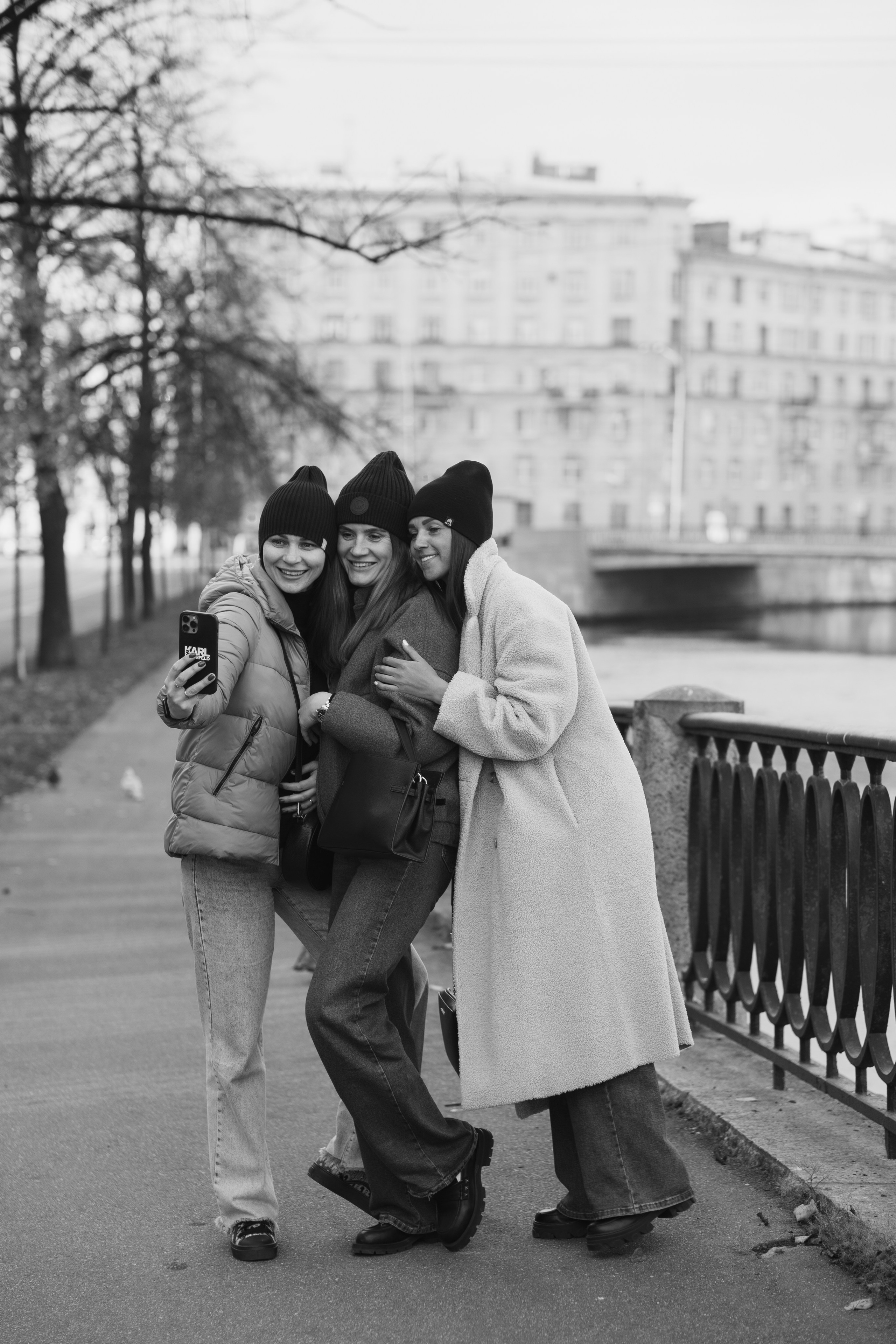 Уличная фотосессия трех подруг. Портретный и репортажный фотограф в Санкт-Петербурге | Валерия Кайряк