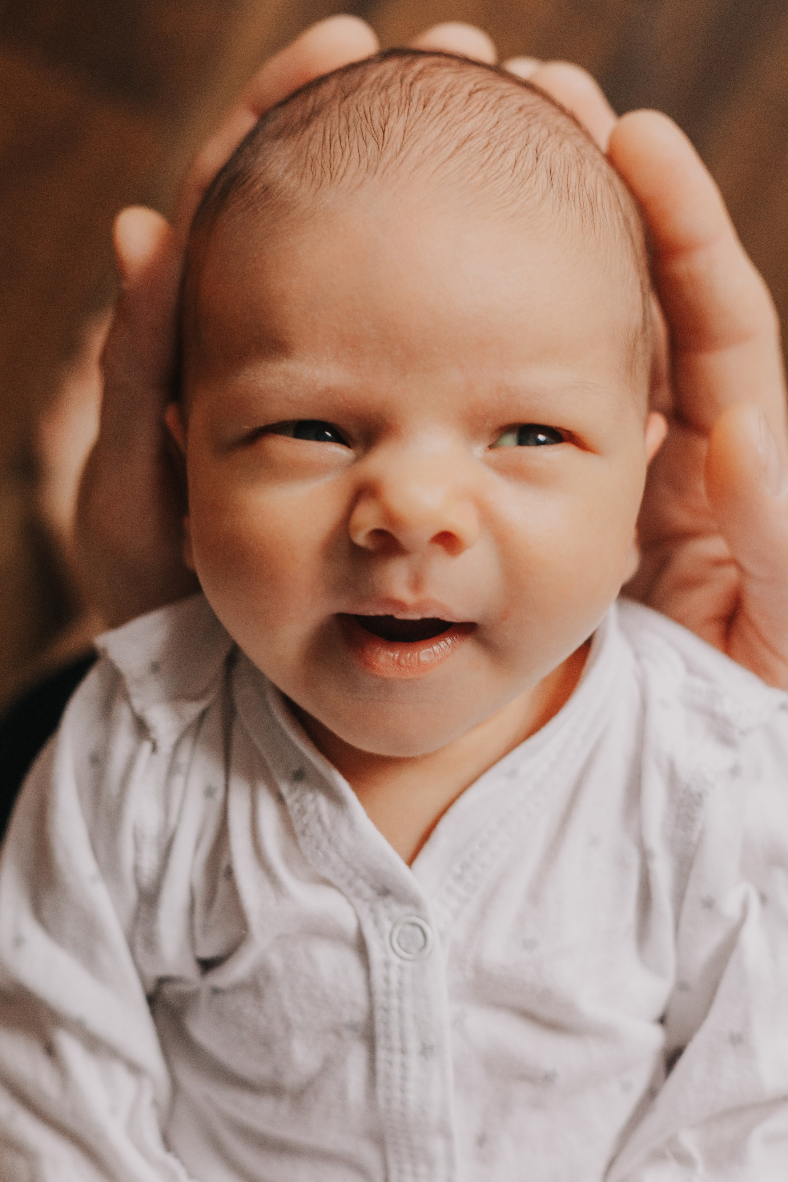 Малыш позирует фотографу во время семейной фотосессии