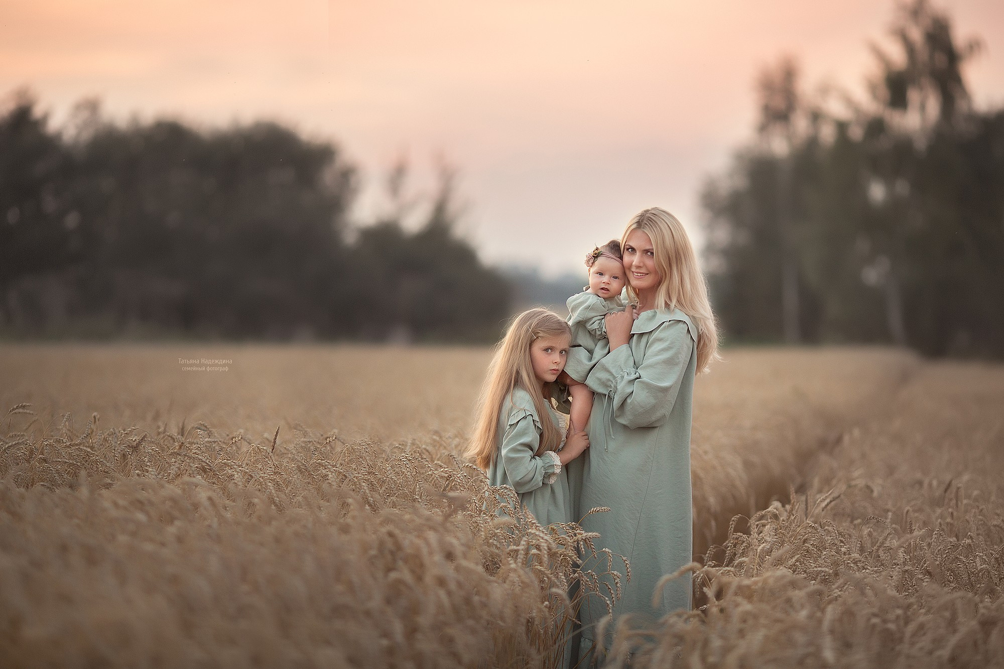 Family photo shoot in nature. Tatyana Nadezhdina Family photographer