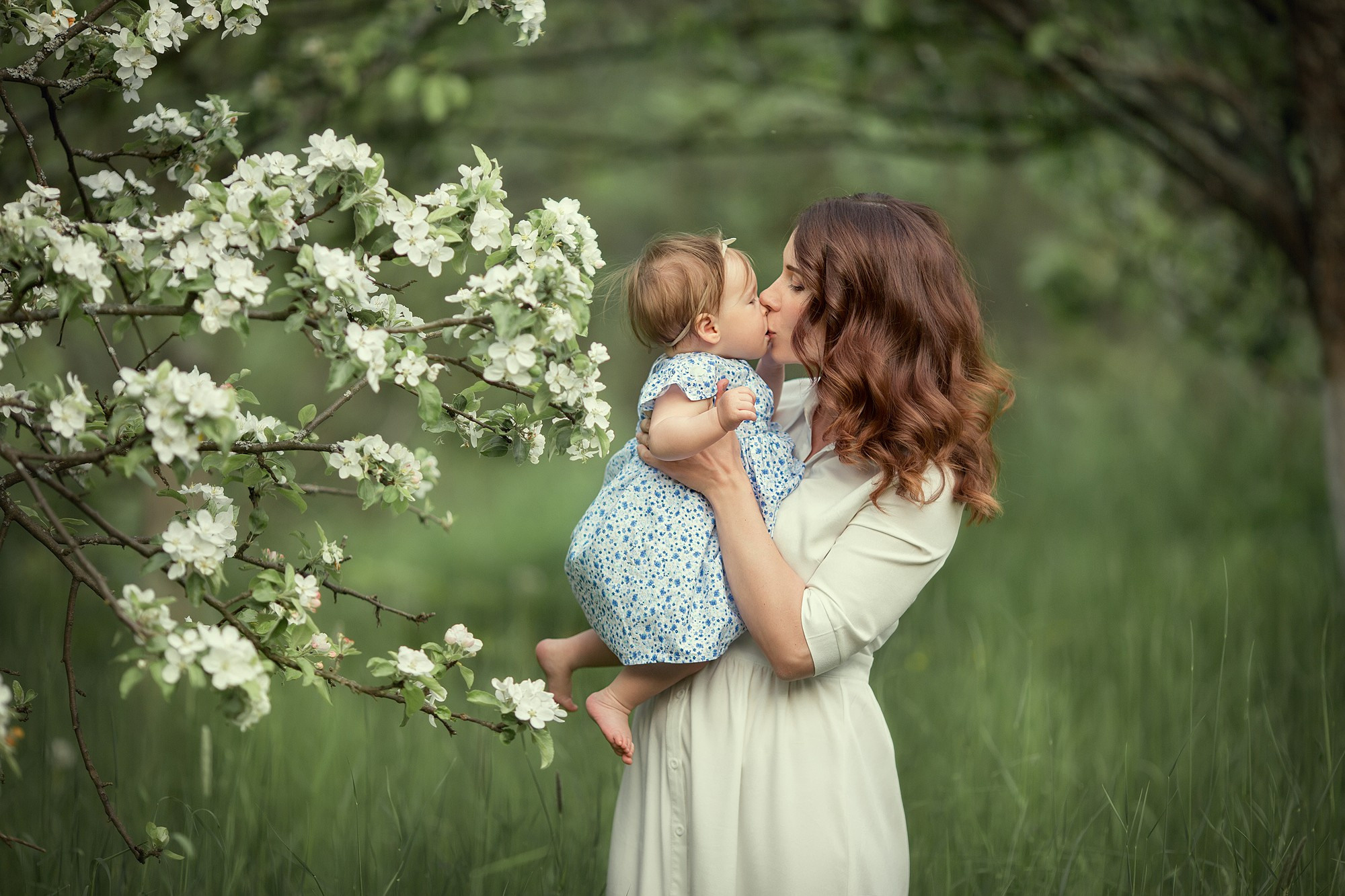 Семейная фотосессия в цветущем саду. Tatyana Nadezhdina Family photographer