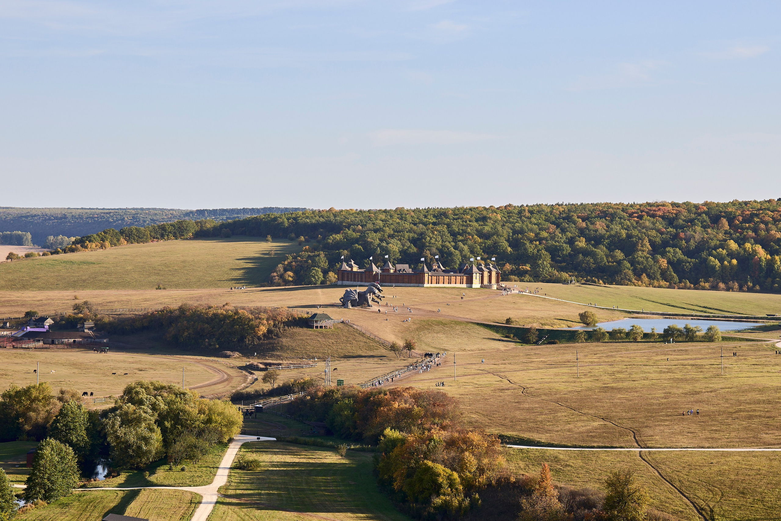 Вот она, та самая загадочная Кудыкина гора! Место сильное, красивое и очень гостеприимное. Отсюда, с вершины, открывается потрясающий вид на древний Дон. Кажется, будто стоишь на краю света, и перед тобой — вся великая история этой реки. Особенно волшебно здесь на закате, когда солнце окрашивает воду и небо в золотые и розовые края. Природа настоящая, степная, дышится очень легко. И вот среди этой природной мощи встречаешь удивительные рукотворные вещи. три богатыря сидят на поле. Отдыхают и ждут пока приготовится ужин. Или «Хоровод» на самой вершине. фигуры, взявшись за руки, словно охраняют покой этого места. Чувствуется какая-то особая сила и энергетика. Отличный повод задуматься о вечном и сделать классные кадры! Но главный сюрприз, ради которого многие и едут — ждёт в конце. Тот, кто даёт понять: вы действительно на Кудыкиной горе! Вот он, местный житель — огнедышащий Змей Горыныч. Теперь та самая поговорка «На Кудыкины горы воровать помидоры» звучит особенно смешно! Потому что с таким стражем ни о каких помидорах и речи быть не может. Его дело — охранять покой и устраивать по-настоящему огненное шоу на прощание. #dzen13 #желтаяшапочкаdz #кудыкинагора #тревел #змейгорыныч #топ