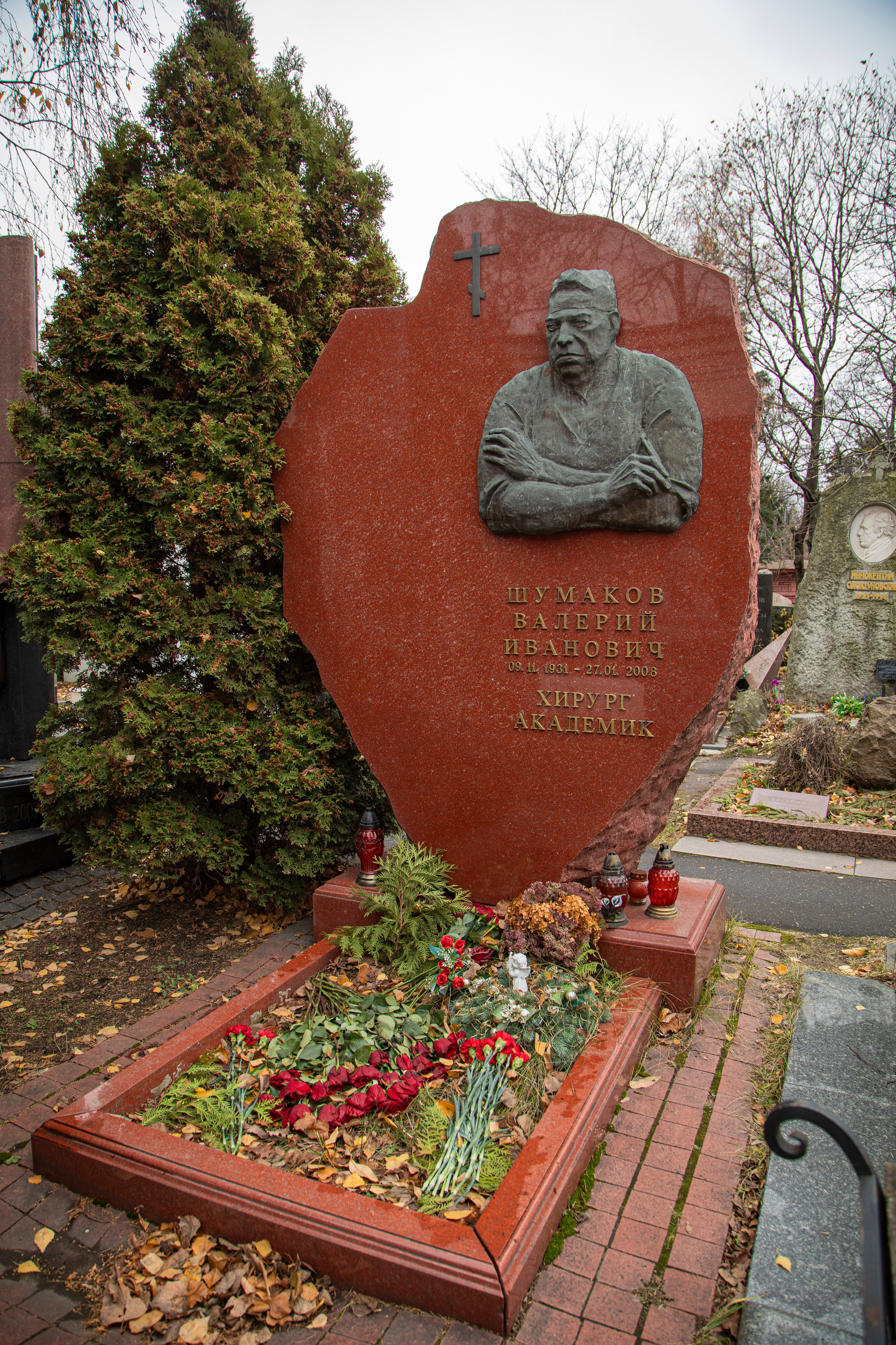 Осенняя прогулка по Новодевичьему кладбищу. Фотограф Сергей Ловкий