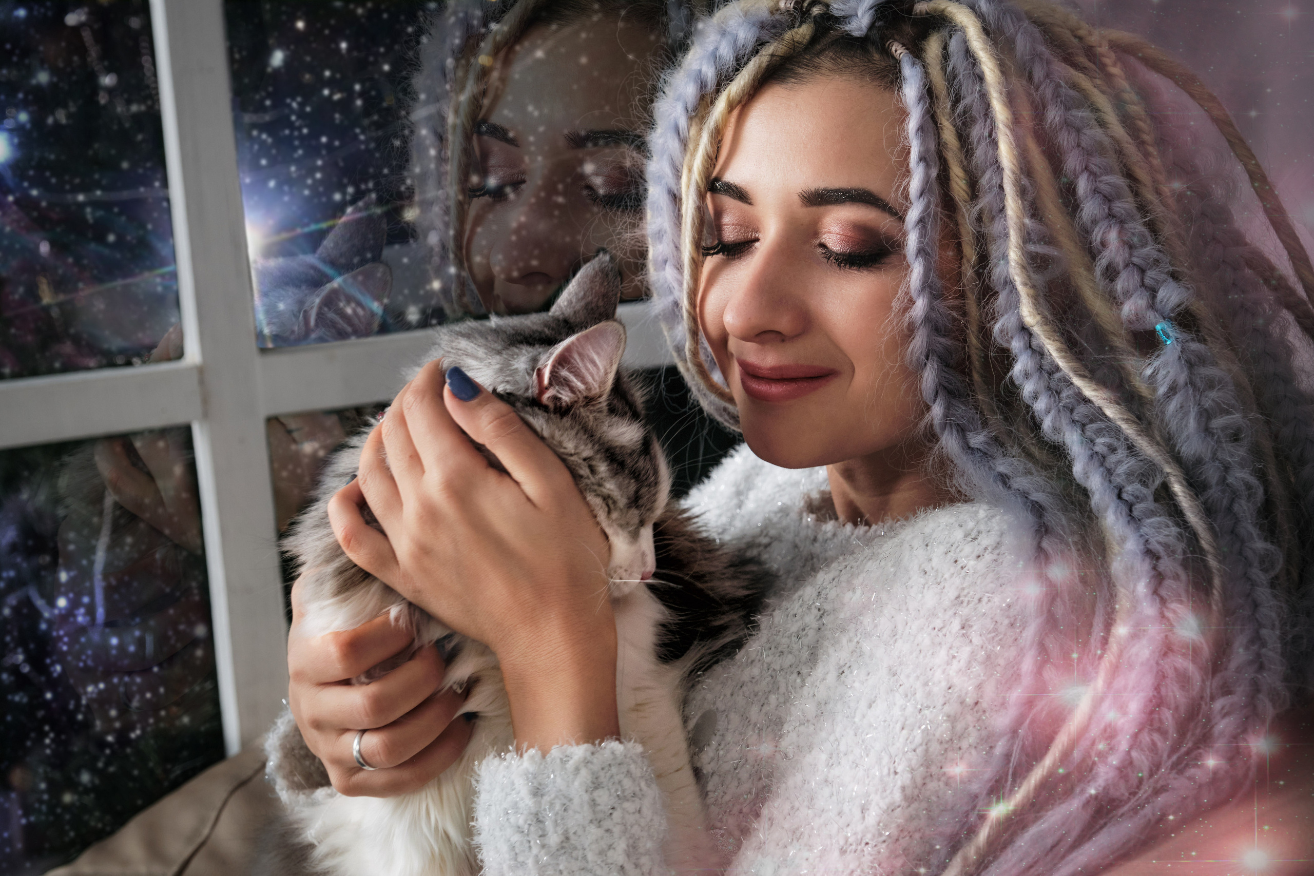 новогодняя фотосессия девушки - ART портрет девушки с кошкой на фоне замёрзшего окна