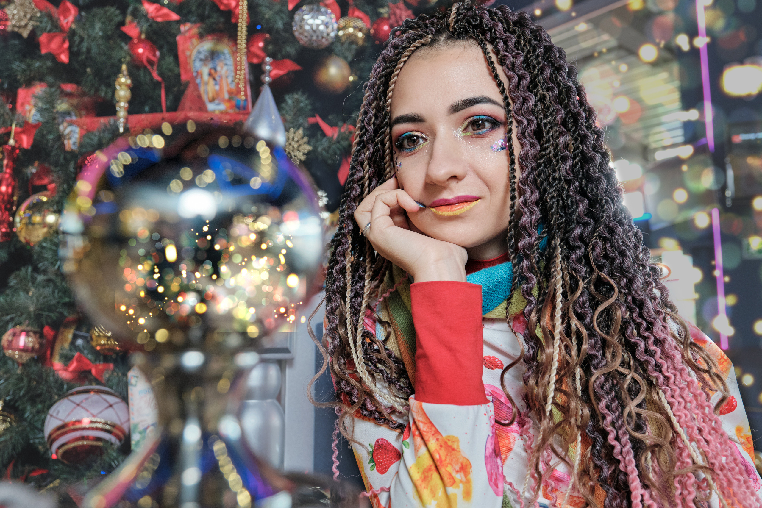 новогодняя фотосессия Самара - девушка на фоне ёлки смотрит на шар желаний