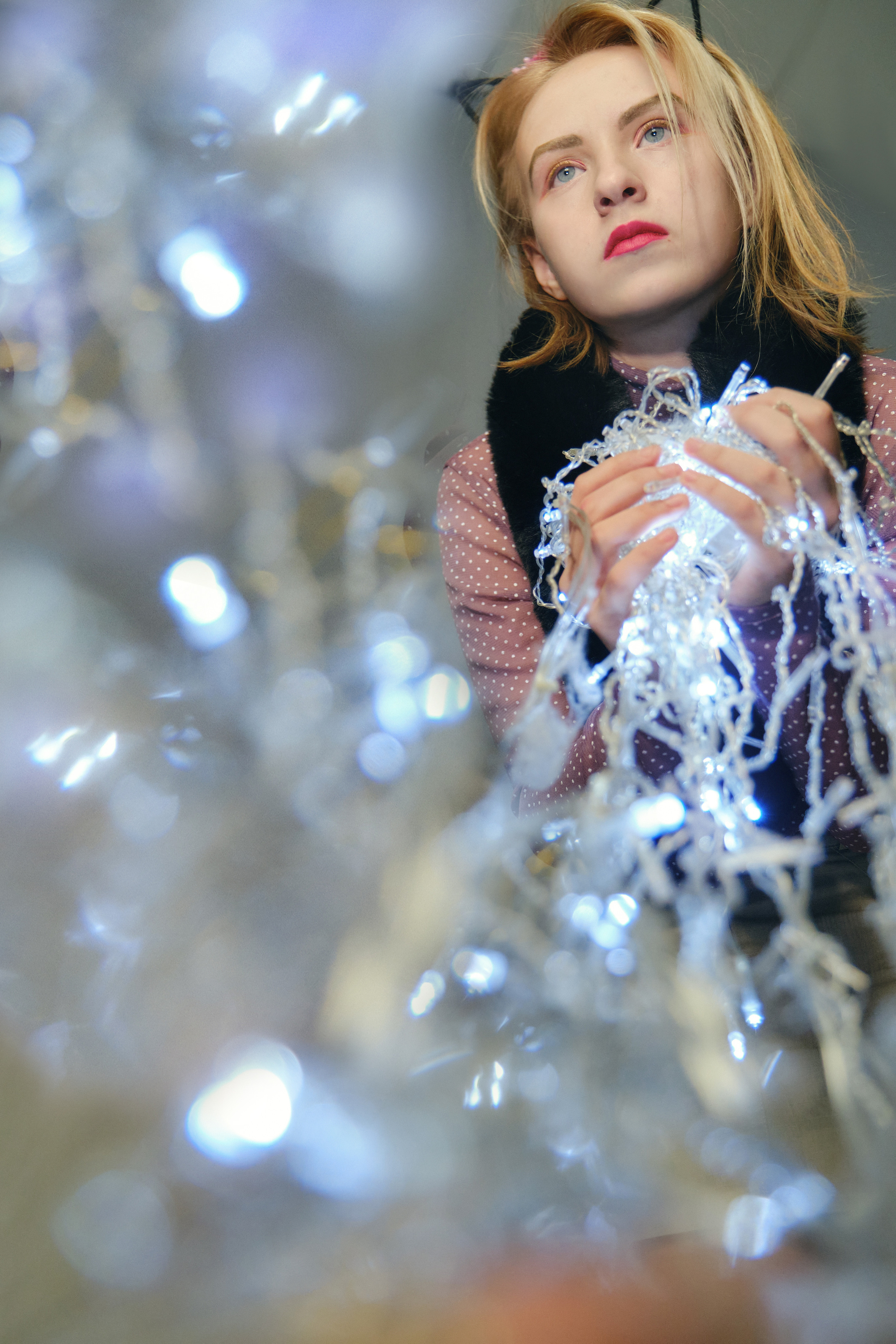 Новогодняя фотосессия идеи - портрет девушки с новогодними гирляндами