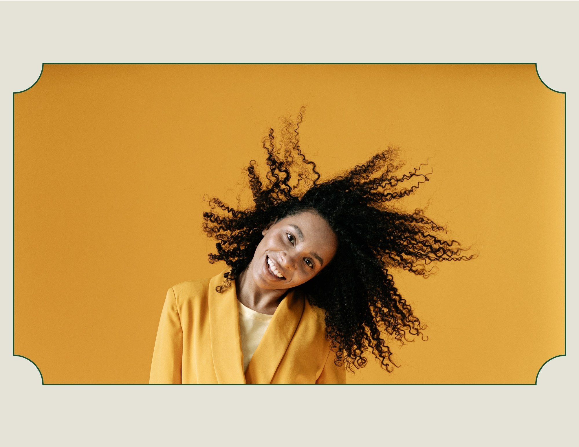 Страницы с яркими финальными образами, подходящими для обложек и кампаний.