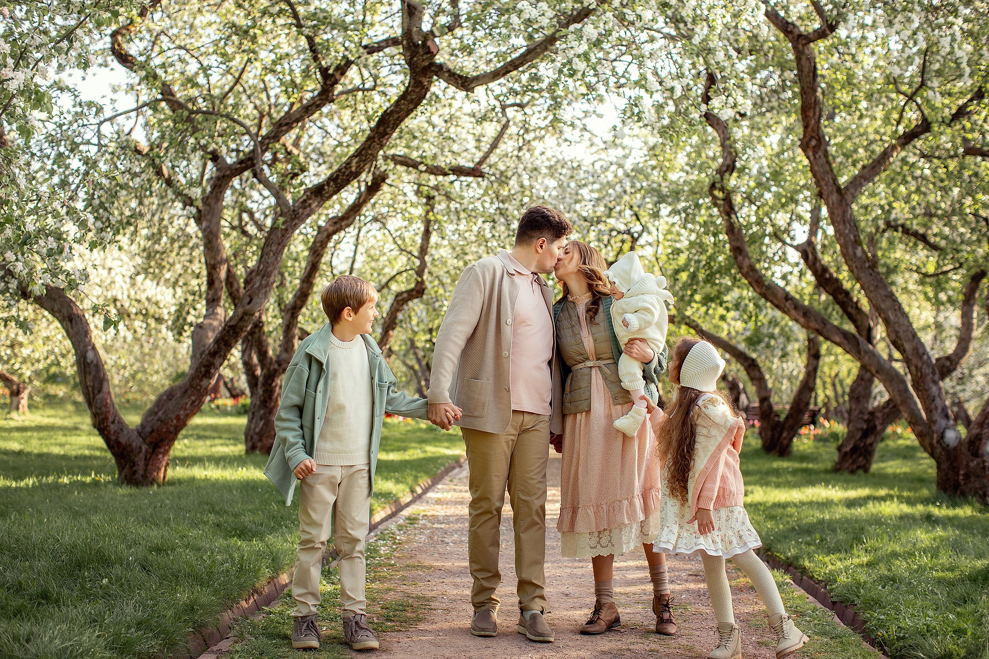 Семейная Фотосессия в цветущем яблоневом саду. Tatyana Nadezhdina Family photographer