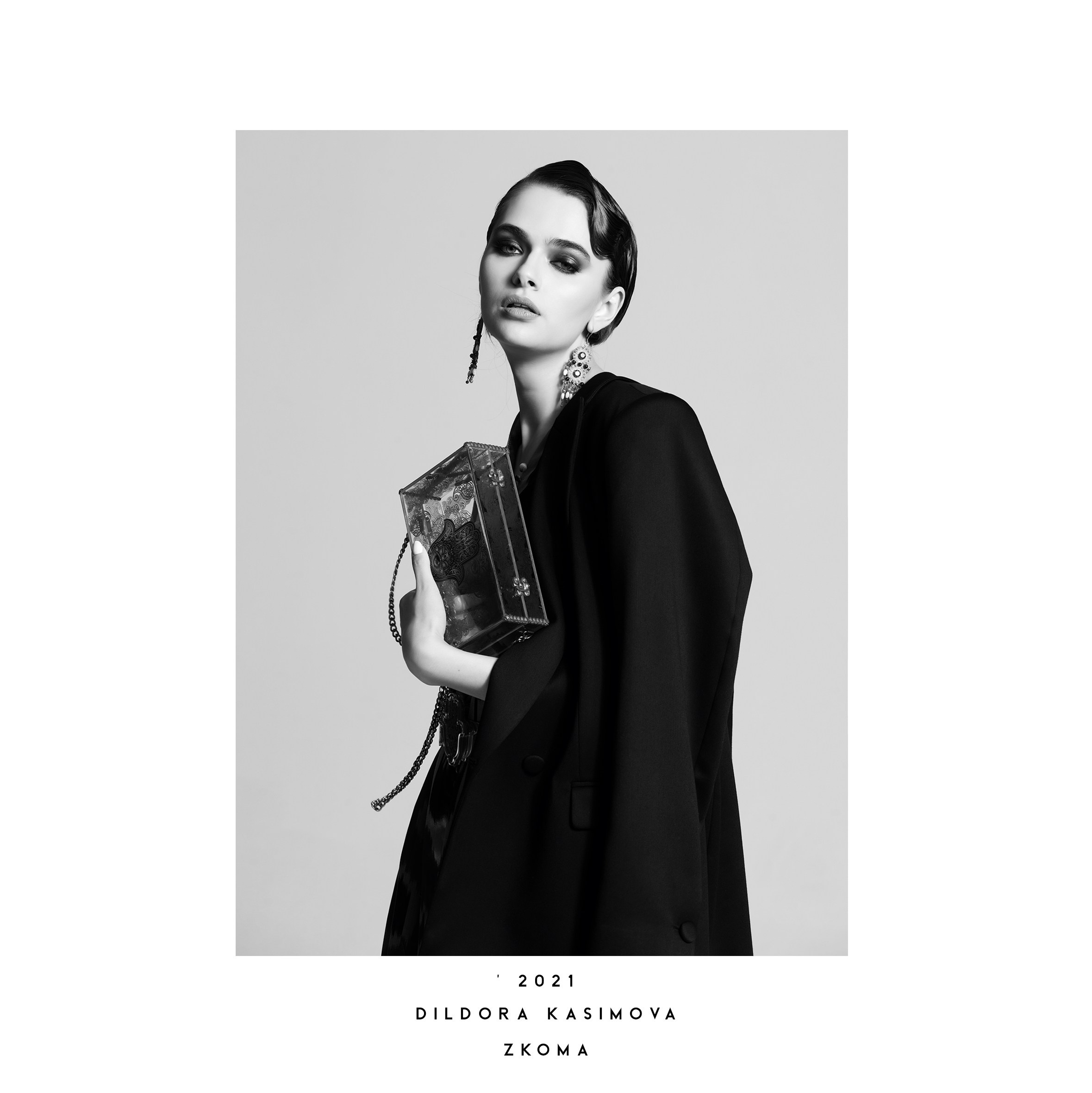 Чёрно-белая лукбук-съёмка DILDORA KASIMOVA × ZKOMA — модель в тёмном жакете с декоративной сумкой