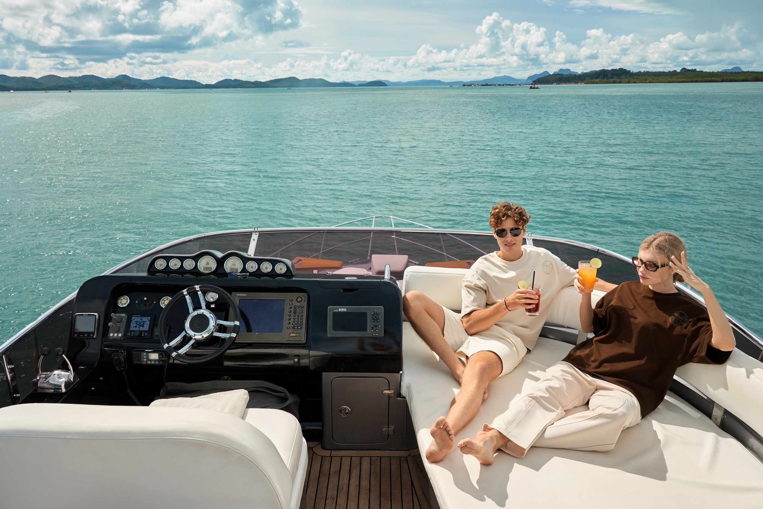 Брендовая фотосессия на катамаране у берегов Пхукета — роскошь, стиль и море. Фотограф на Пхукете в Таиланде