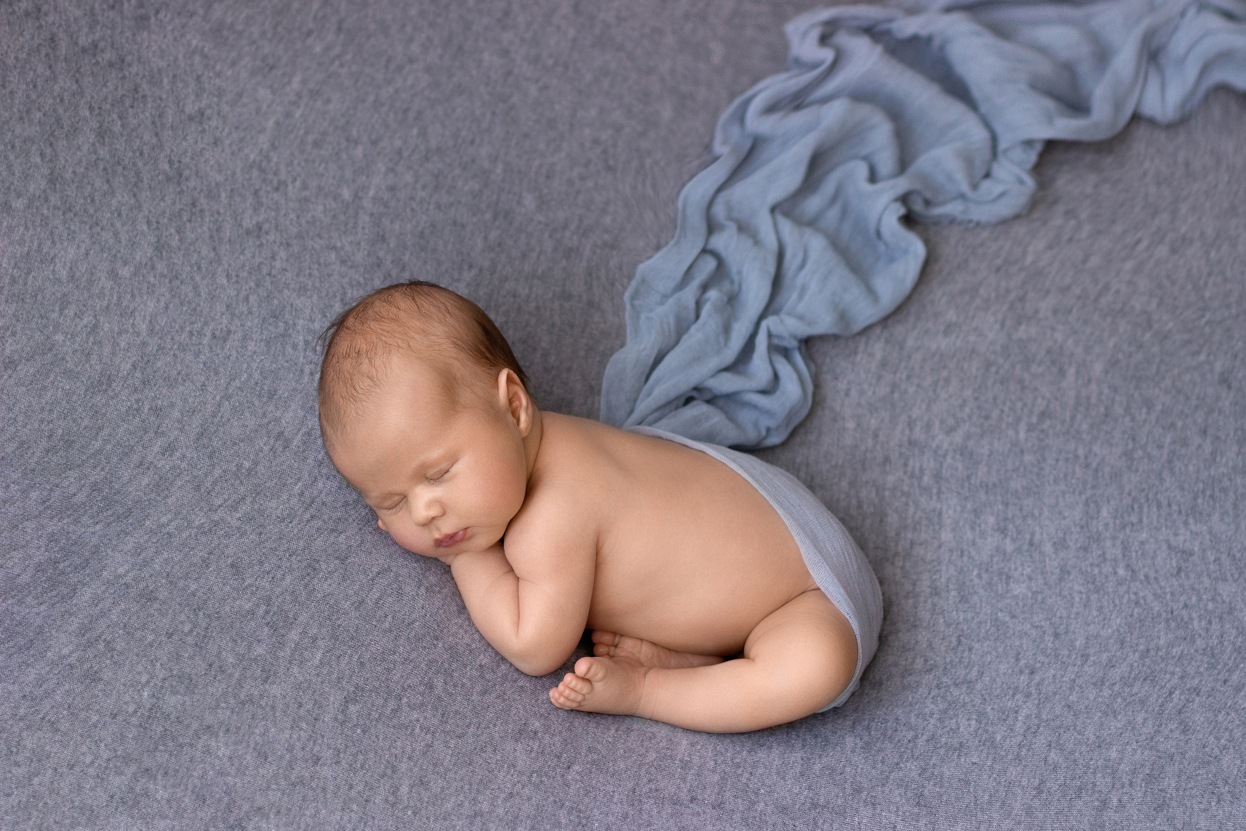 Минималистическая фотосессия новорождённого богатыря