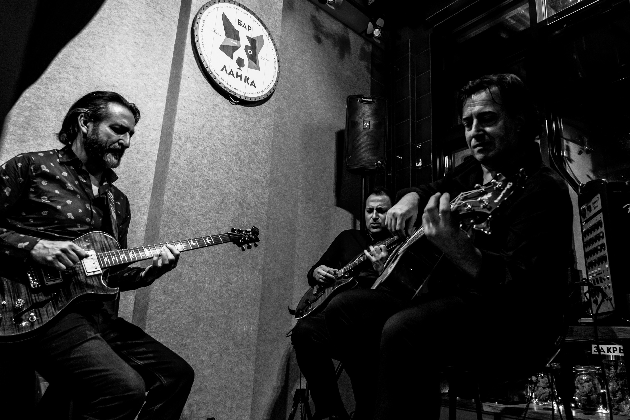 Ильдар Казаханов, Гасан Багиров и Роберт Пилякальнис в баре Лайка. Фотограф в Санкт-Петербурге и Москве Юлия Паршакова