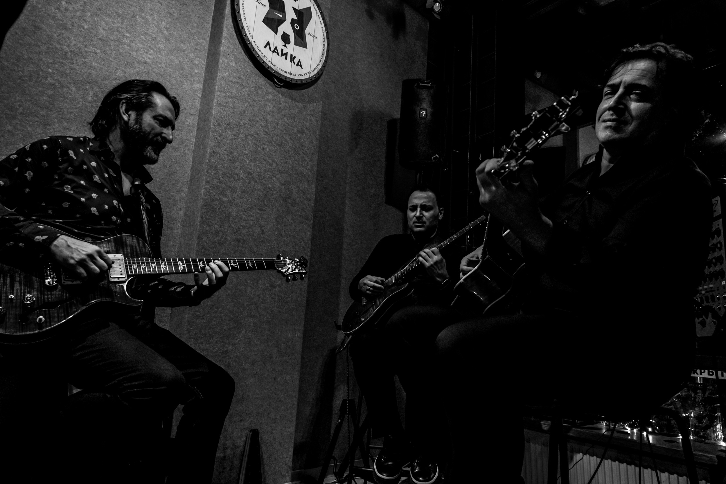 Ильдар Казаханов, Гасан Багиров и Роберт Пилякальнис в баре Лайка. Фотограф в Санкт-Петербурге и Москве Юлия Паршакова