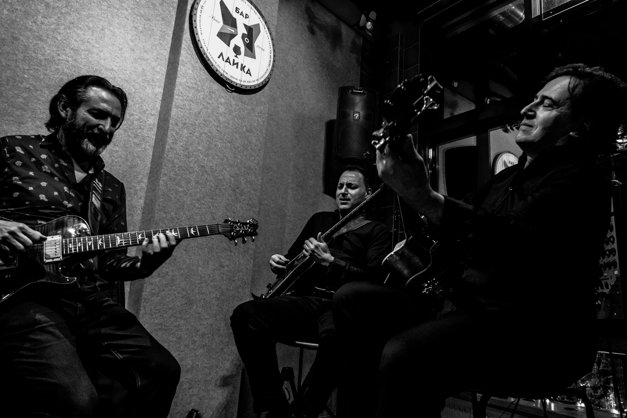 Ильдар Казаханов, Гасан Багиров и Роберт Пилякальнис в баре Лайка. Фотограф в Санкт-Петербурге и Москве Юлия Паршакова