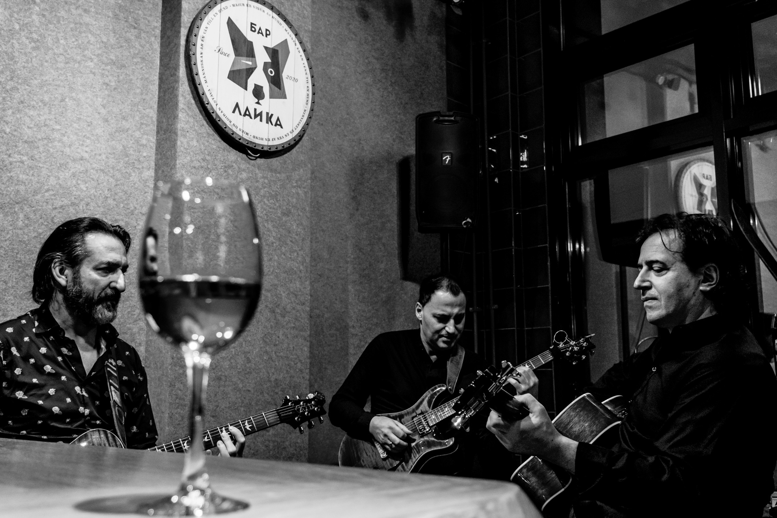 Ильдар Казаханов, Гасан Багиров и Роберт Пилякальнис в баре Лайка. Фотограф в Санкт-Петербурге и Москве Юлия Паршакова