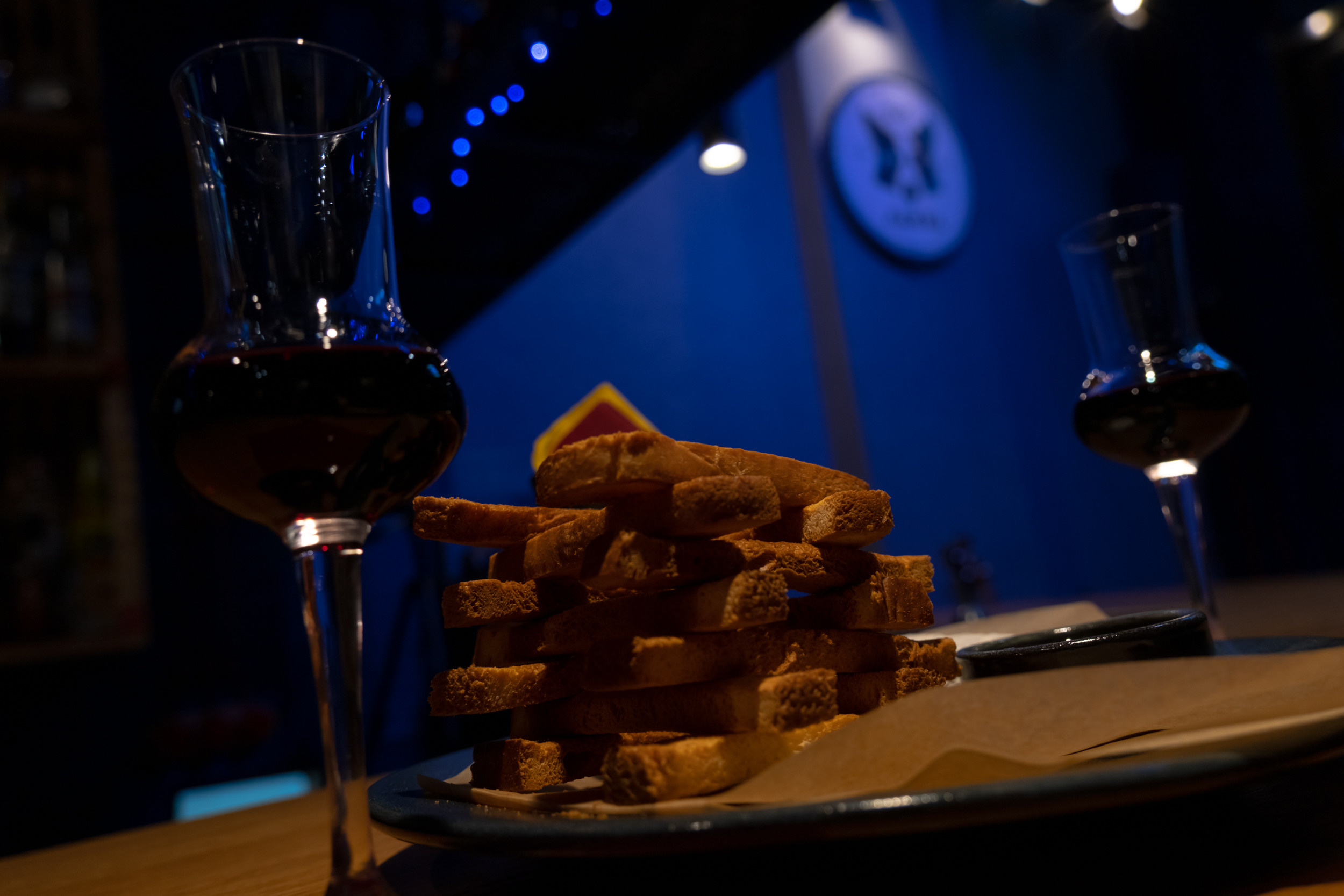 Ильдар Казаханов, Гасан Багиров и Роберт Пилякальнис в баре Лайка. Фотограф в Санкт-Петербурге и Москве Юлия Паршакова