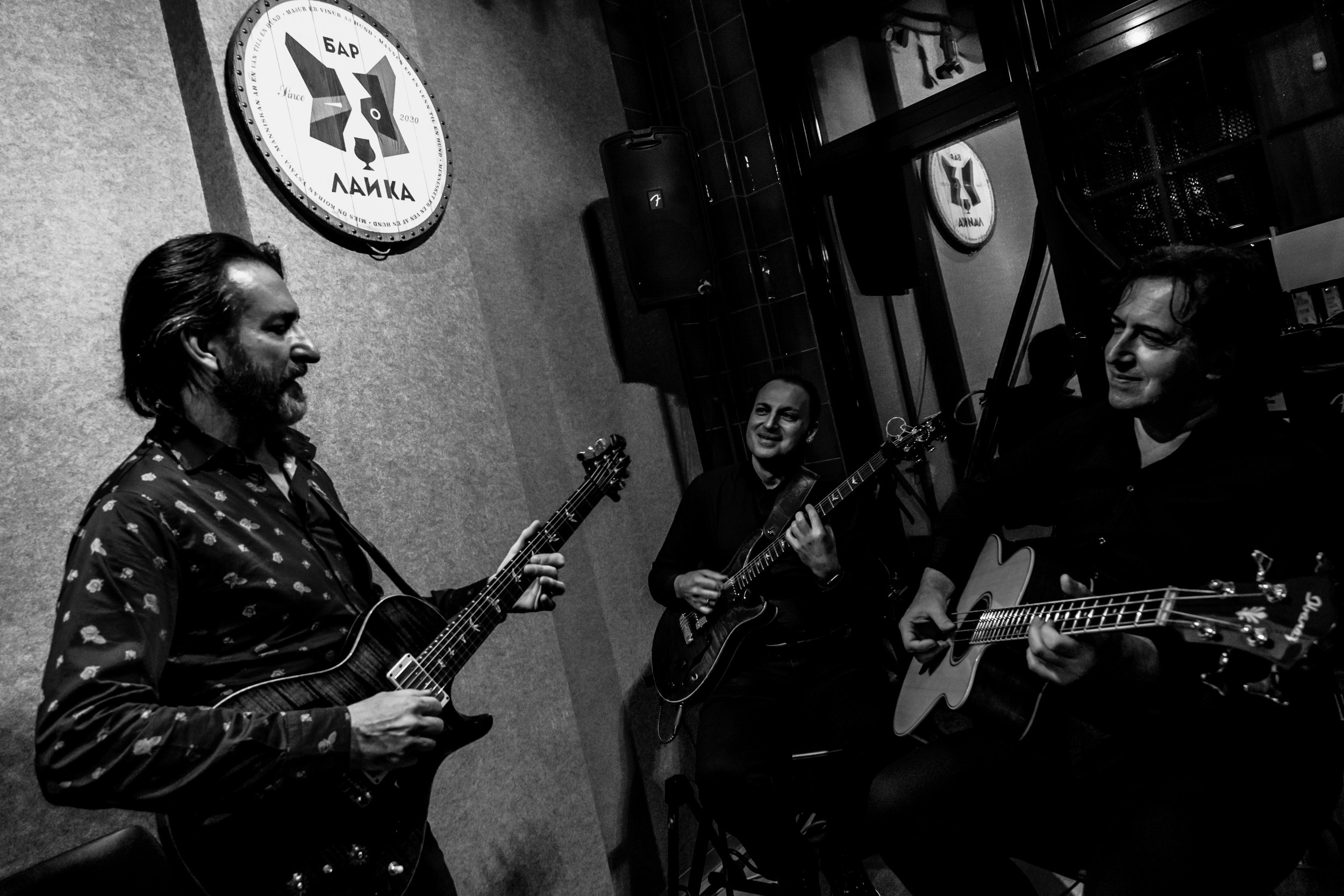 Ильдар Казаханов, Гасан Багиров и Роберт Пилякальнис в баре Лайка. Фотограф в Санкт-Петербурге и Москве Юлия Паршакова
