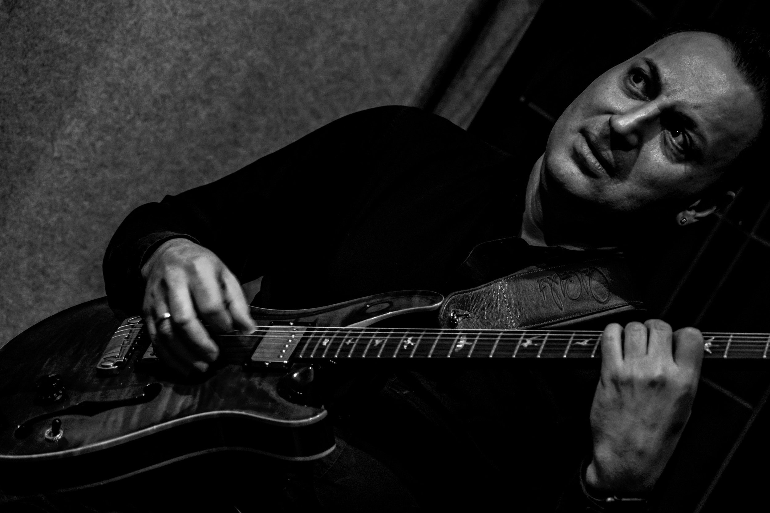 Ильдар Казаханов, Гасан Багиров и Роберт Пилякальнис в баре Лайка. Фотограф в Санкт-Петербурге и Москве Юлия Паршакова