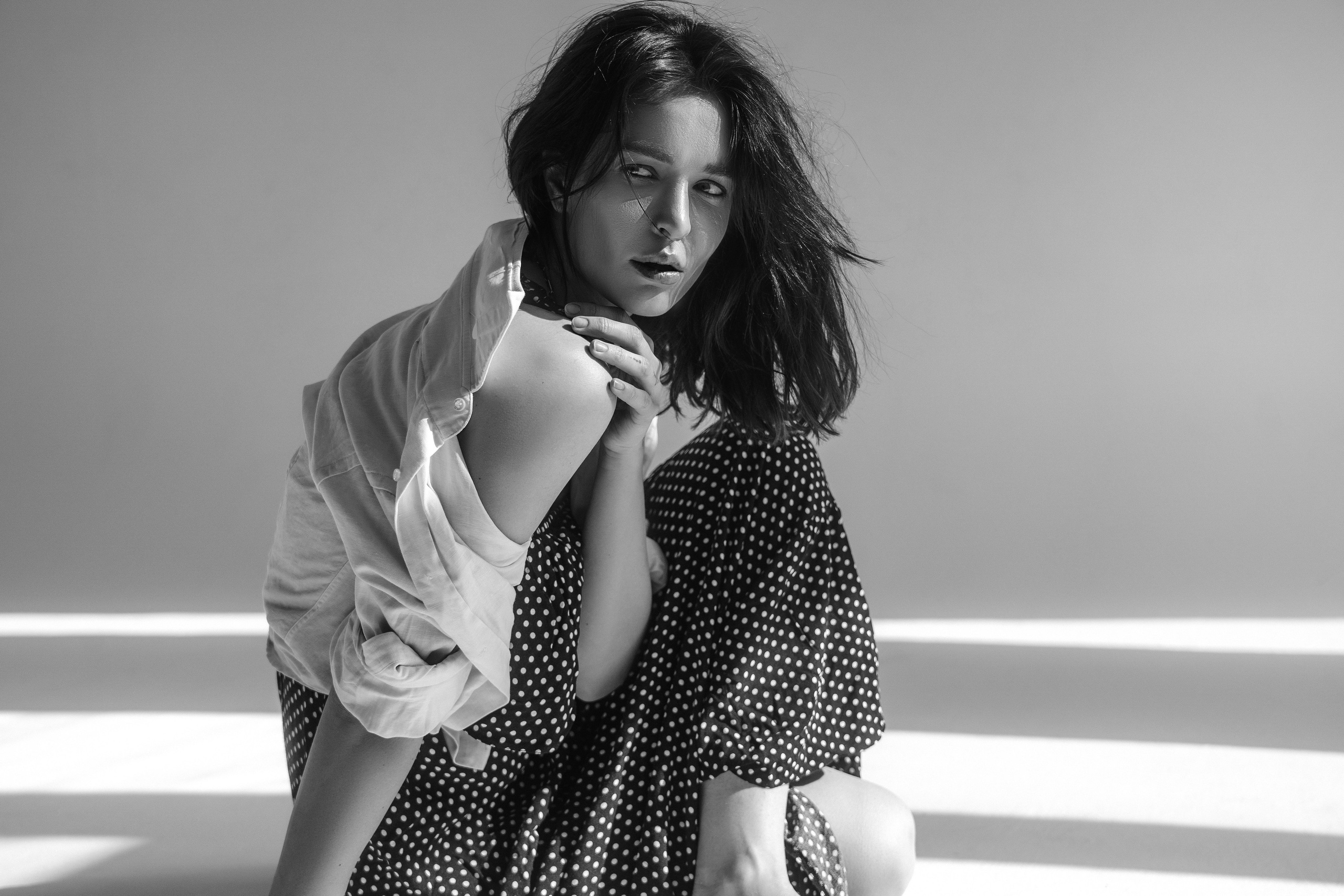 Women’s portrait photoshoot in a studio with a cyclorama by Anton Avanzato