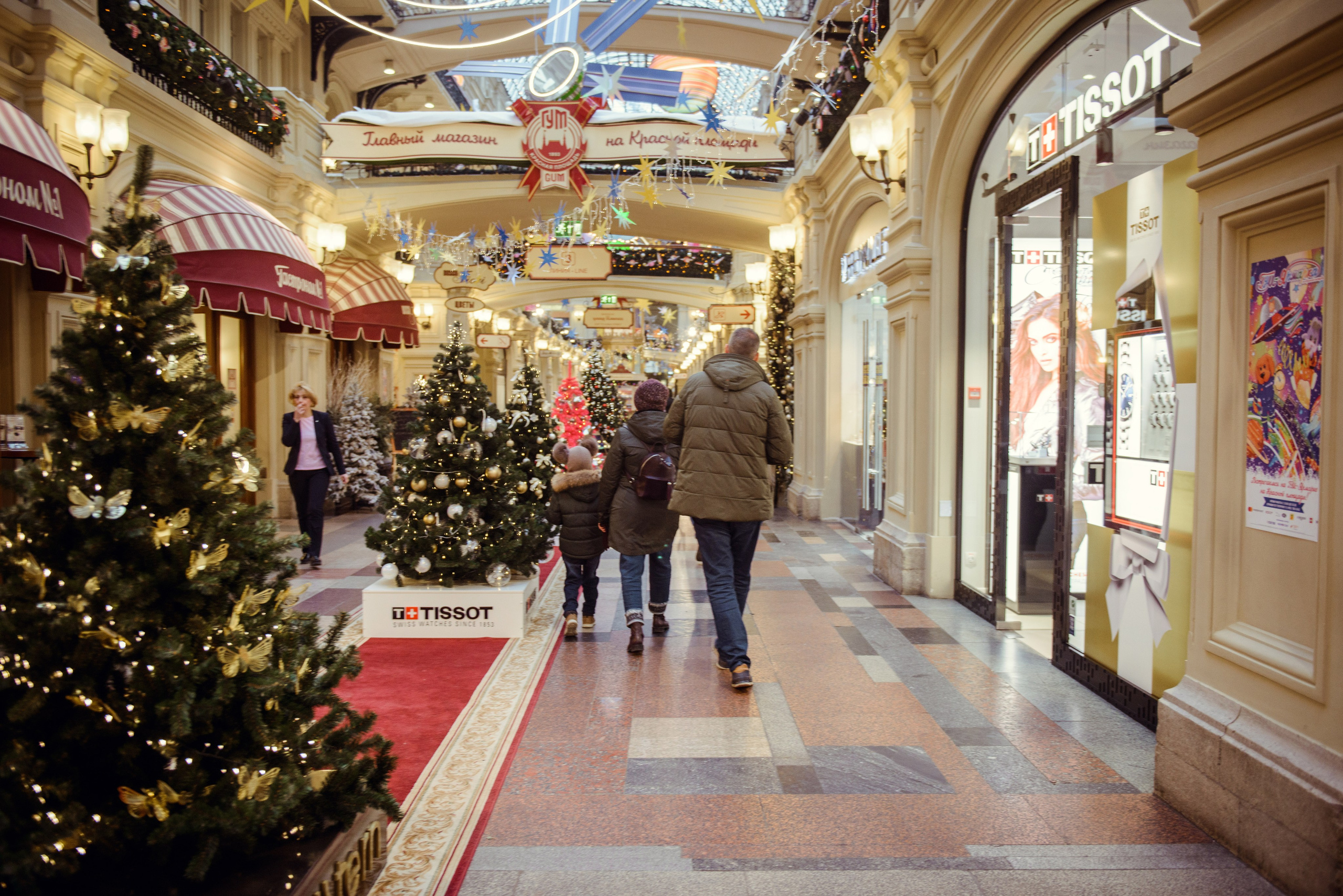 family photo shoot walking in the city. New Year Christmas photoshoot (Photographer in Edinburgh Elena Carruthers)