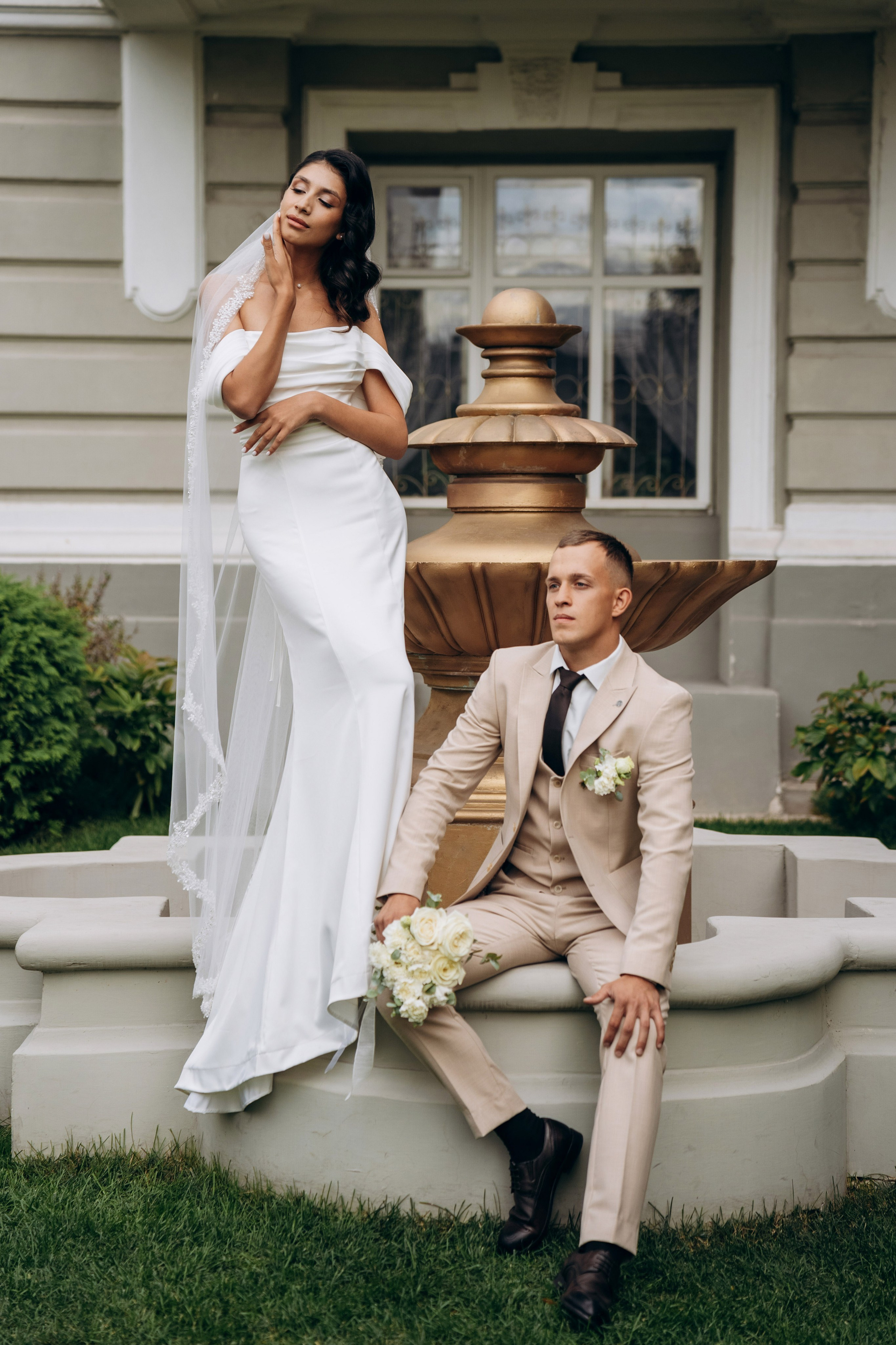 свадебная фотосессия в Доме Союза Композиторов, идея фотографии у фонтана, фотограф на свадьбу в Казани