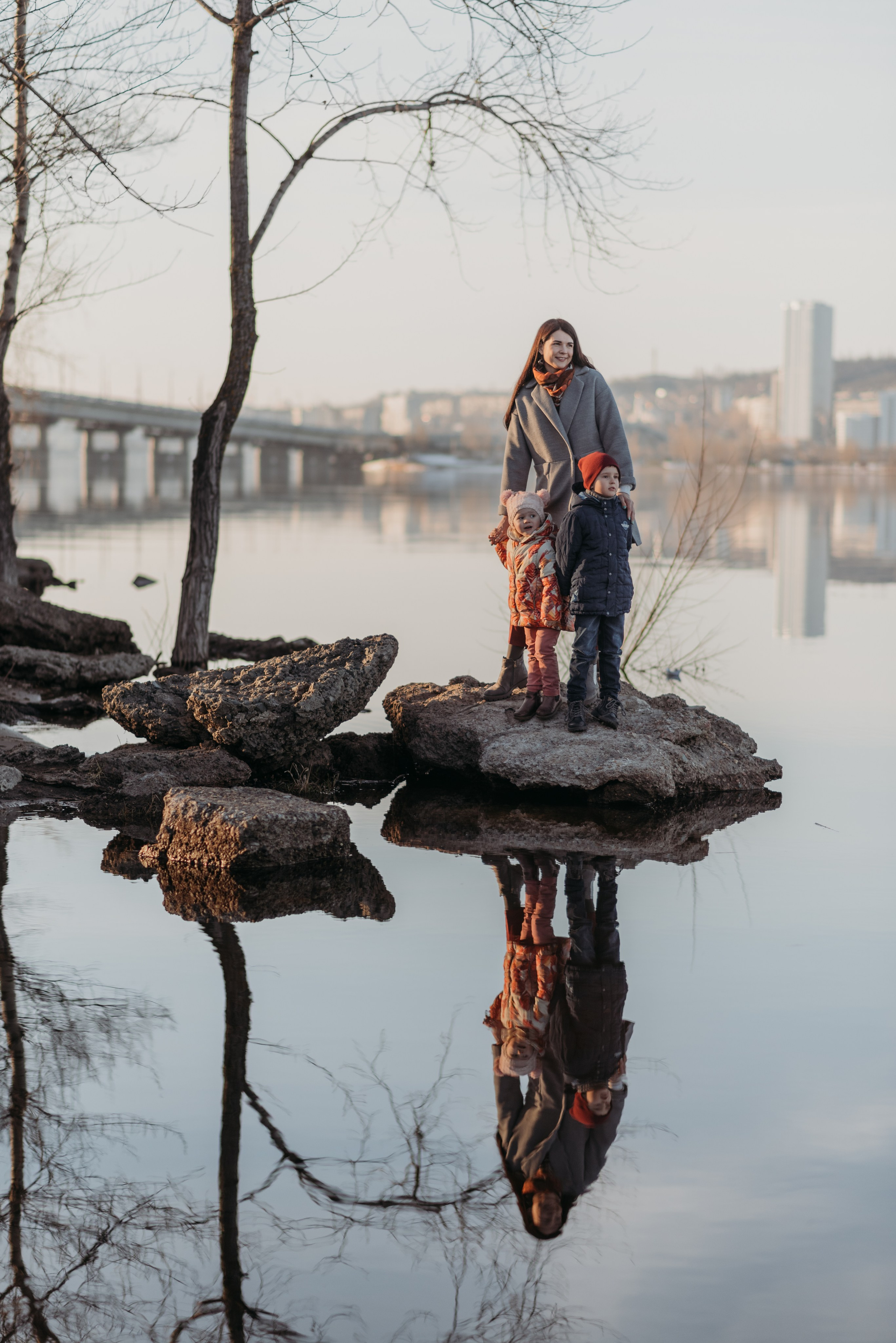 Семейные фотосессии в Энгельсе, семья на на берегу Волги