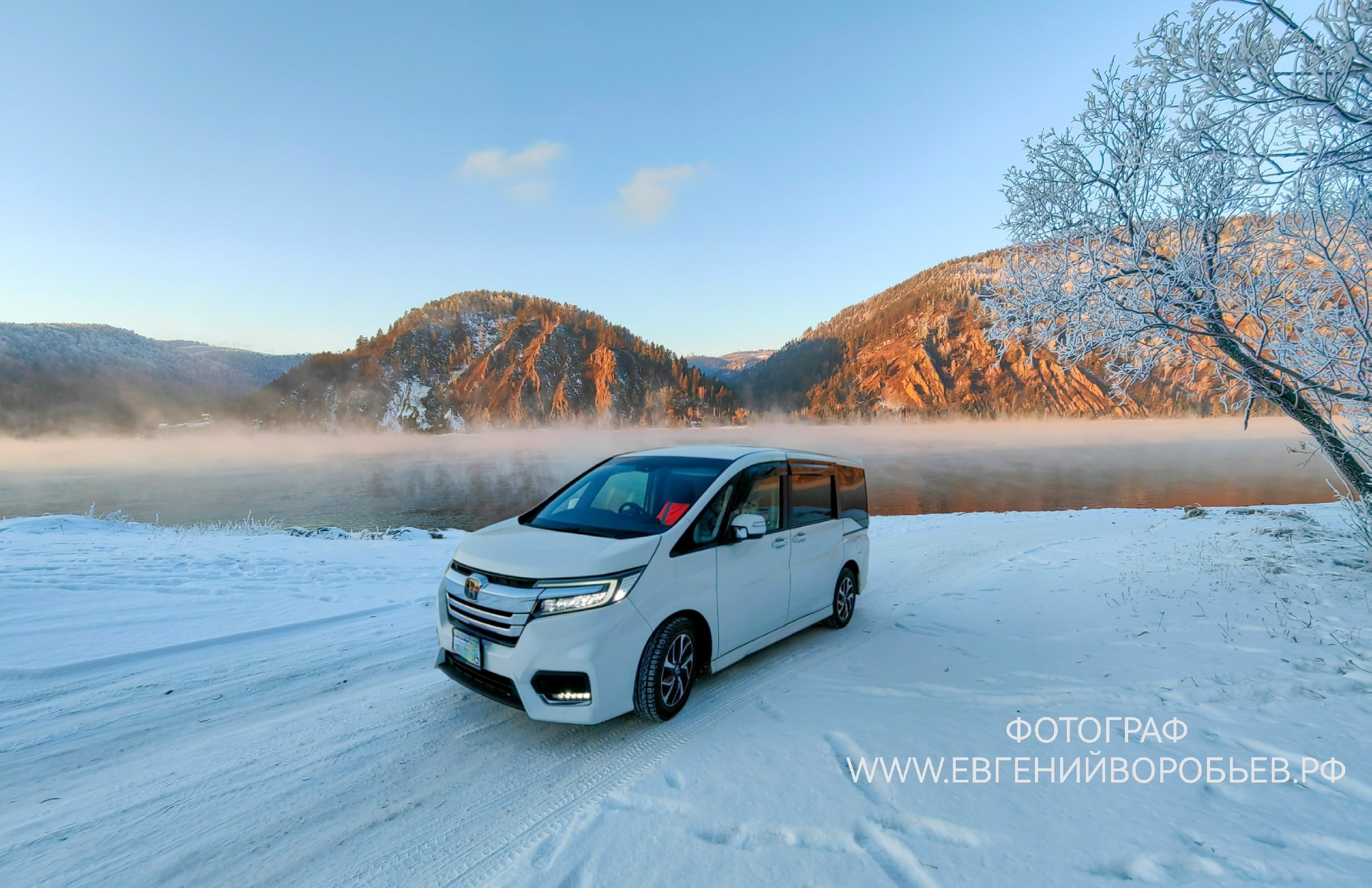 берег Енисея зима аренда микроавтобуса индивидуальный тур Красноярск экскурсии фото интересные места что посмотреть куда сходить что посетить достопримечательности Красноярска фототур фотосессия аренда кабриолета аренда микроавтобуса трансфер цена заказать экскурсию программа маршрут смотровые площадки видовые красивые места Национальный парк заповедник Столбы Дивногорск Красноярская ГЭС путешествие туристический маршрут место силы Часовня Параскевы Пятницы Коммунальный мост остров Татышев Бобровый лог Николаевская сопка набережная Енисея село Овсянка музей Астафьева Караульная гора Виноградовский мост гид экскурсовод индивидуальная экскурсия фотосъемка виды на Енисей фанпарк Бобровый лог парк флоры и фауны Роев ручей Торгашинский хребет скала Такмак вантовый мост куда сходить цены расписание заказать онлайн экскурсионное обслуживание трансфер на комфортабельном микроавтобусе