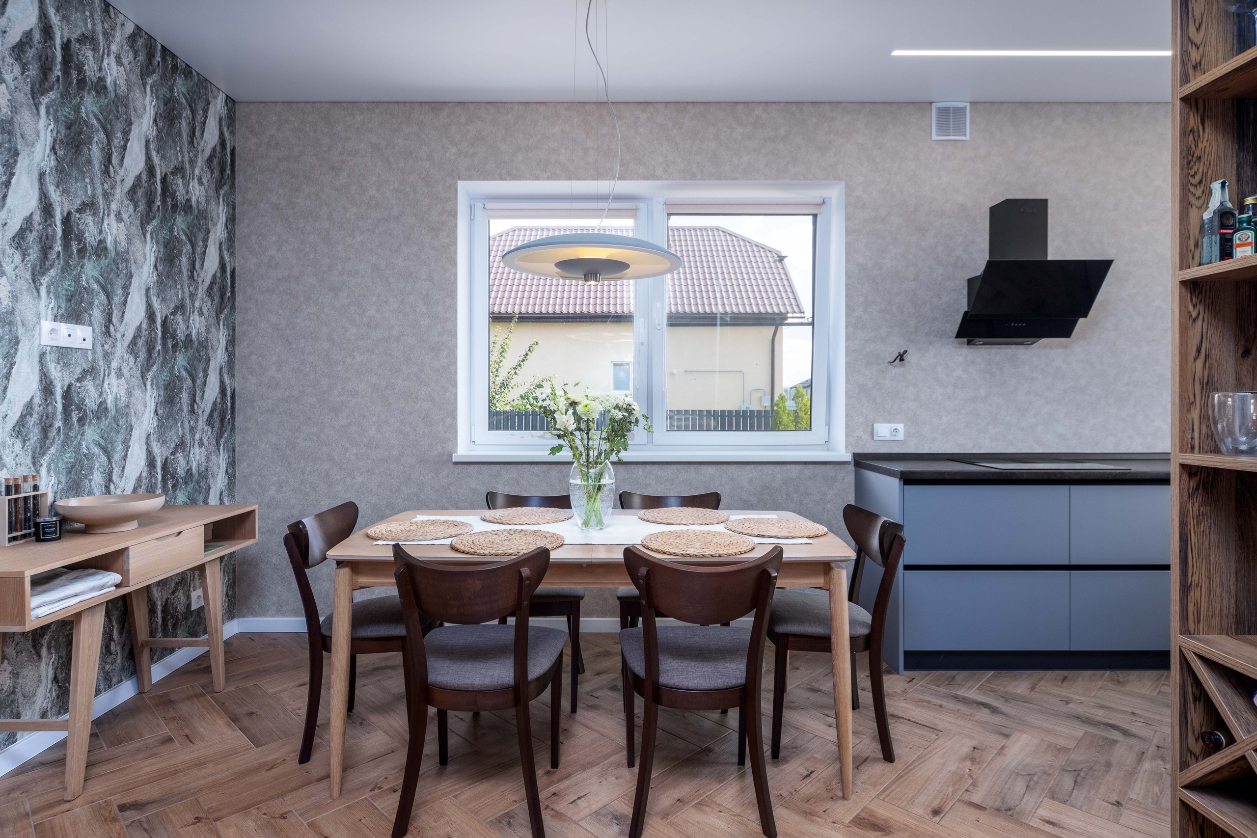 Фото интерьера столовой в частном коттедже в Логойске