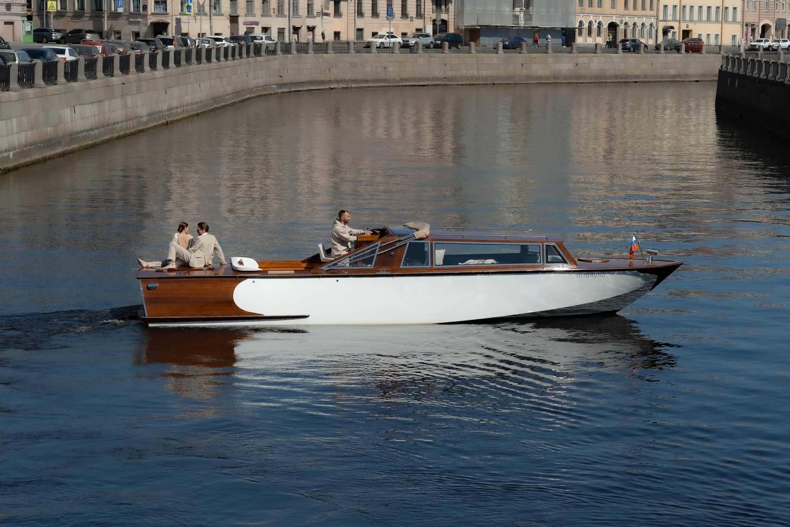 Прогулка по рекам и каналам Петербурга — свадебная фотосессия на катере. Свадебный фотограф Дмитрий Родионов — Санкт-Петербург и Ленинградская область