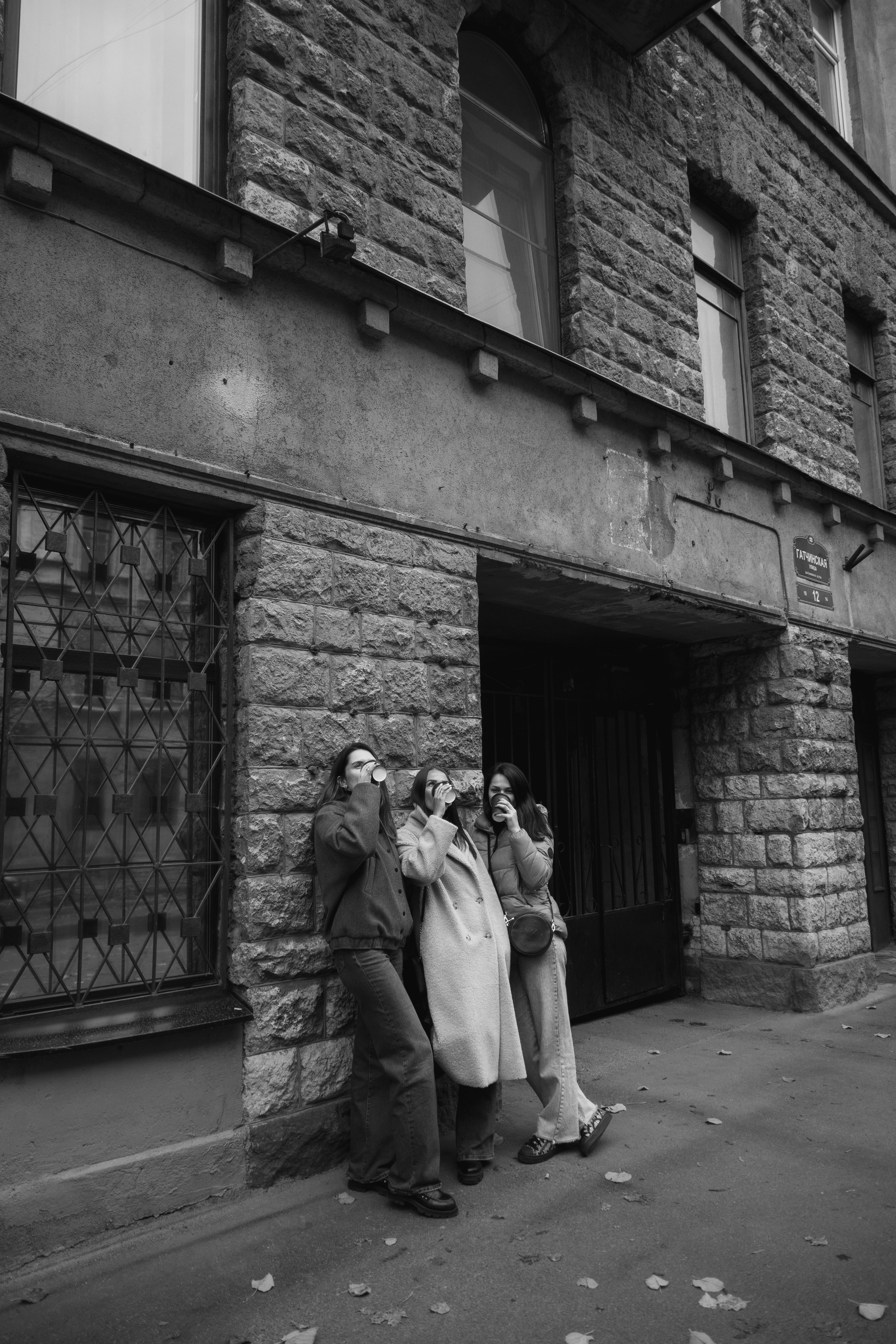 Уличная фотосессия трех подруг. Портретный и репортажный фотограф в Санкт-Петербурге | Валерия Кайряк